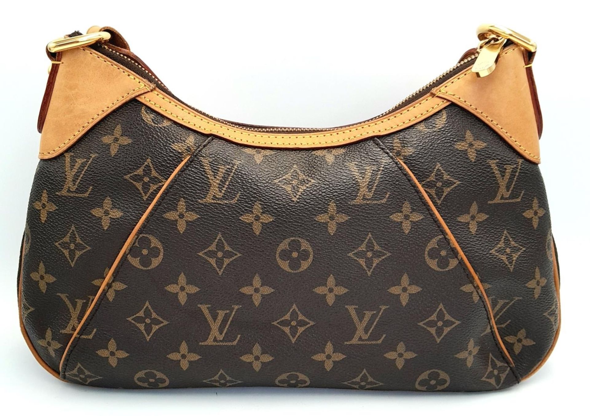 A Louis Vuitton Thames Shoulder Bag. Monogramed canvas exterior with gold-toned hardware, adjustable - Bild 2 aus 9