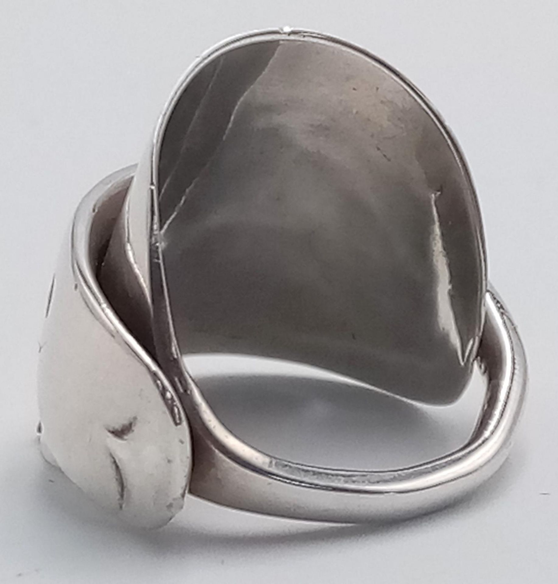 A STERLING SILVER FANCY RING HALLMARKED ON TOP BY J G LTD 6.8G SIZE K A/F. SC 9088 - Image 3 of 4
