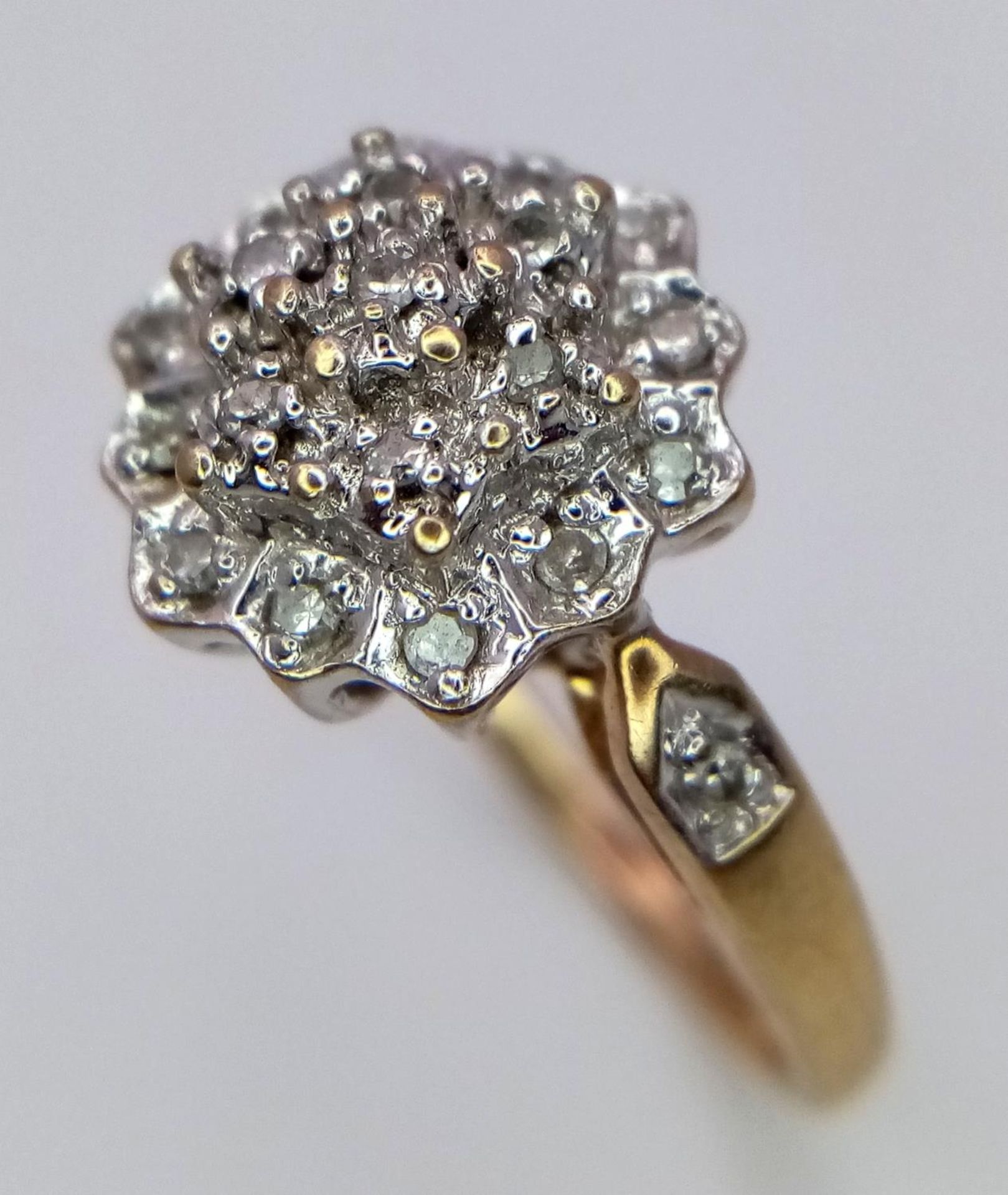 A 9K YELOW GOLD DIAMOND RING IN THE FLORAL DESIGN 0.20CT 3.6G SIZE O. SC 9003 - Bild 3 aus 5