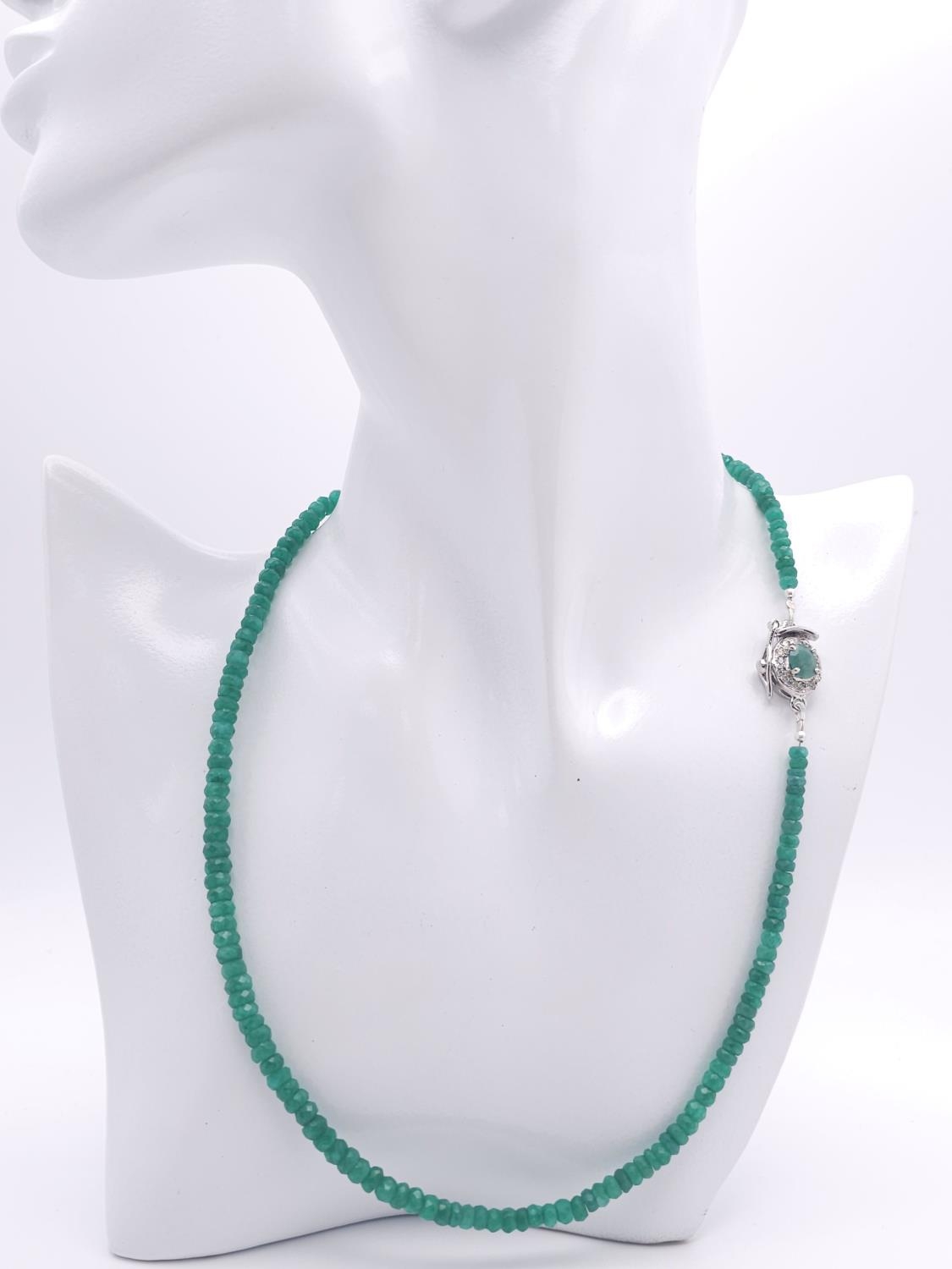 A 95ctw Emerald Gemstone Rondelle Single Strand Necklace - with Emerald and 925 Silver clasp. - Image 7 of 7
