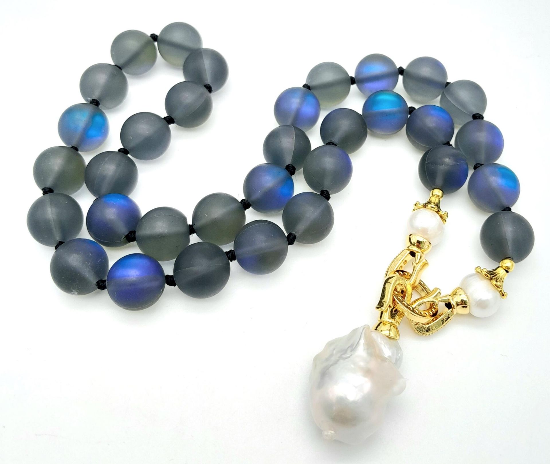 A Hypnotic Grey/Blue Moonstone Beaded Necklace with Baroque Pearl Drop Pendant. 12mm beads. 6cm - Image 2 of 4