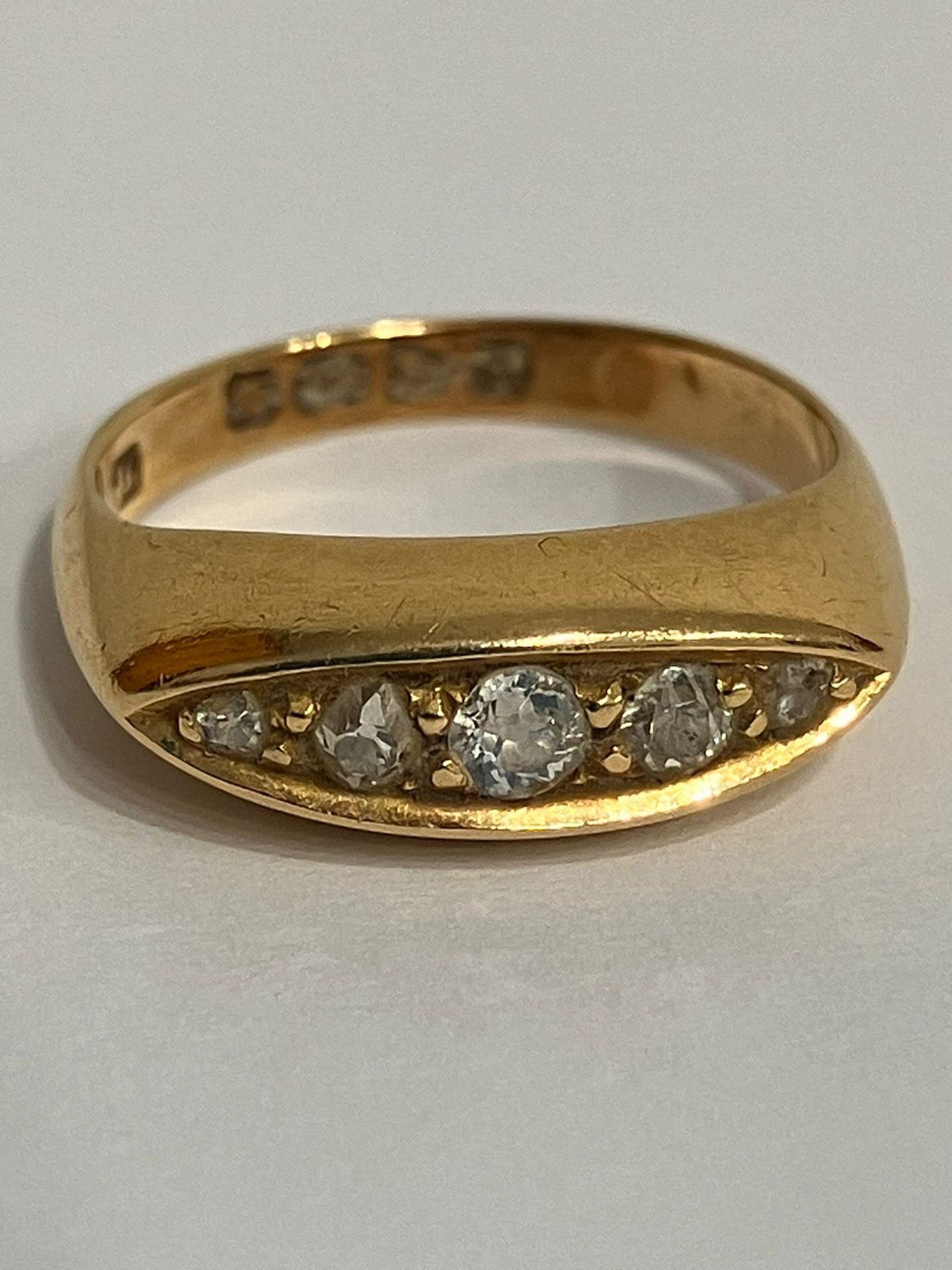 Ladies Beautiful vintage 18 carat GOLD and DIAMOND RING, set with 5 graduated HIGH QUALITY - Image 2 of 2
