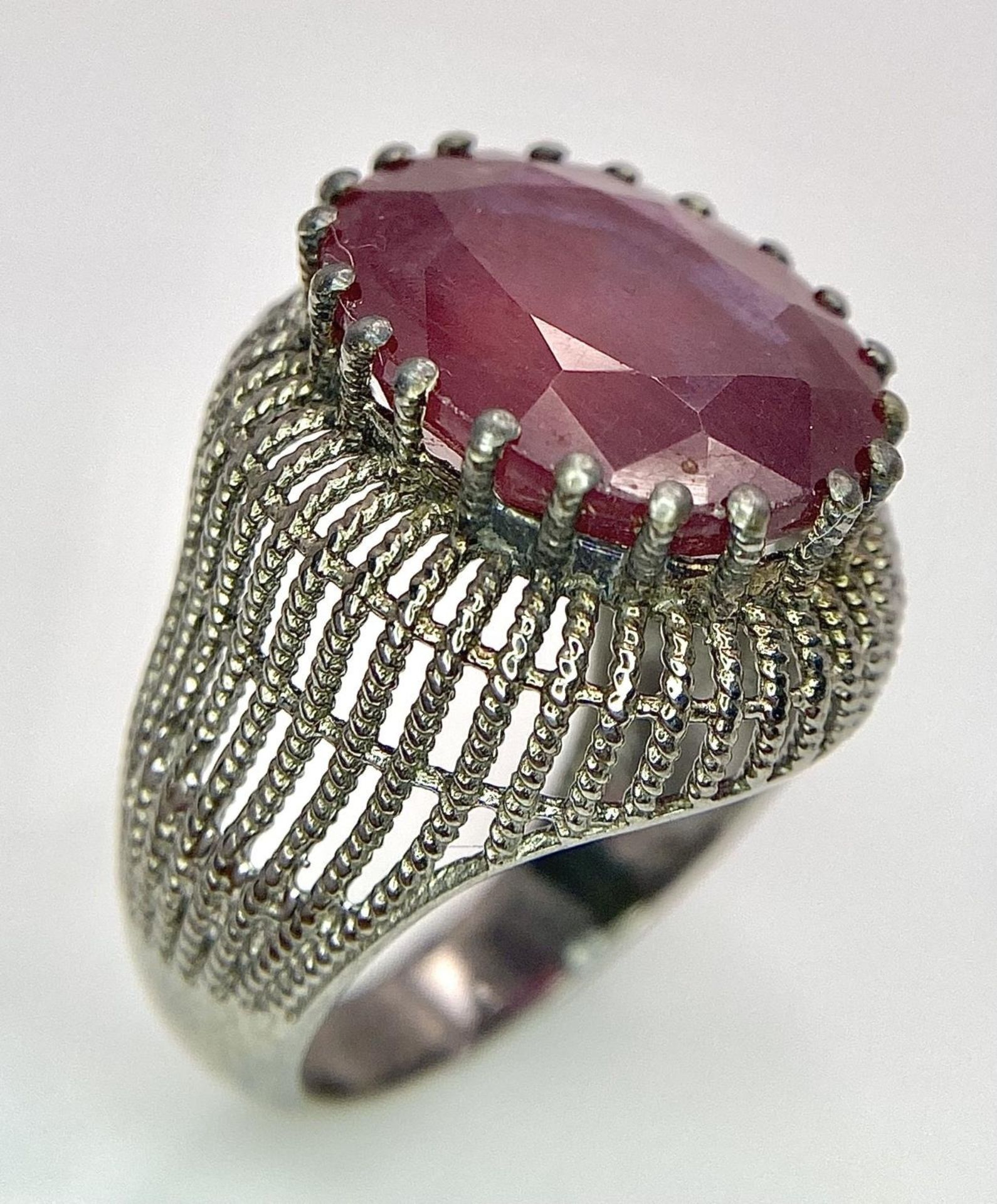 A Vintage Style 12ct Ruby Gemstone Ring set in 925 Silver. Size N. 8g total weight. - Bild 2 aus 6