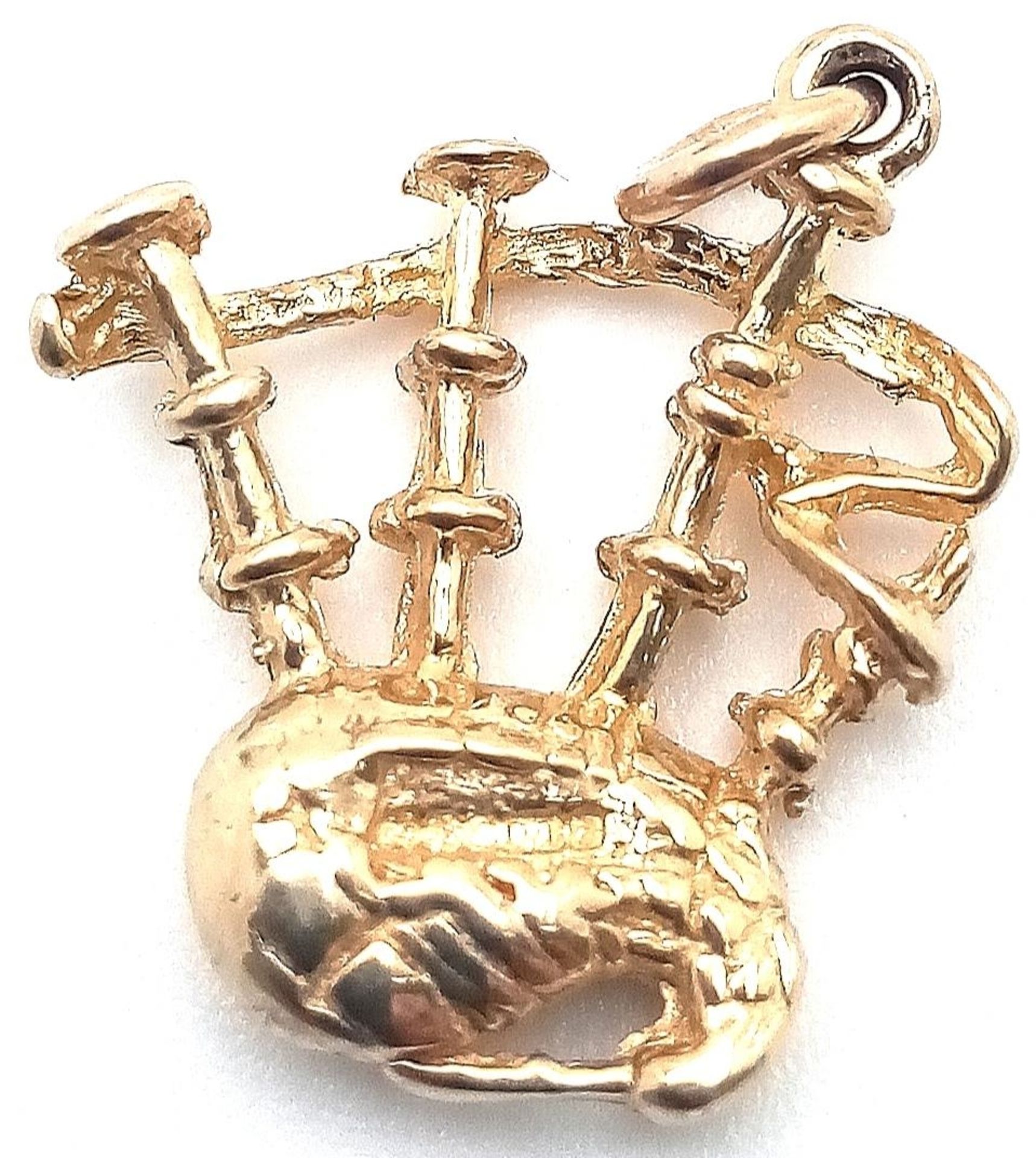 A 9K YELLOW GOLD BAGPIPES CHARM. 2cm length, 1.7g weight. Ref: SC 9059 - Image 2 of 3