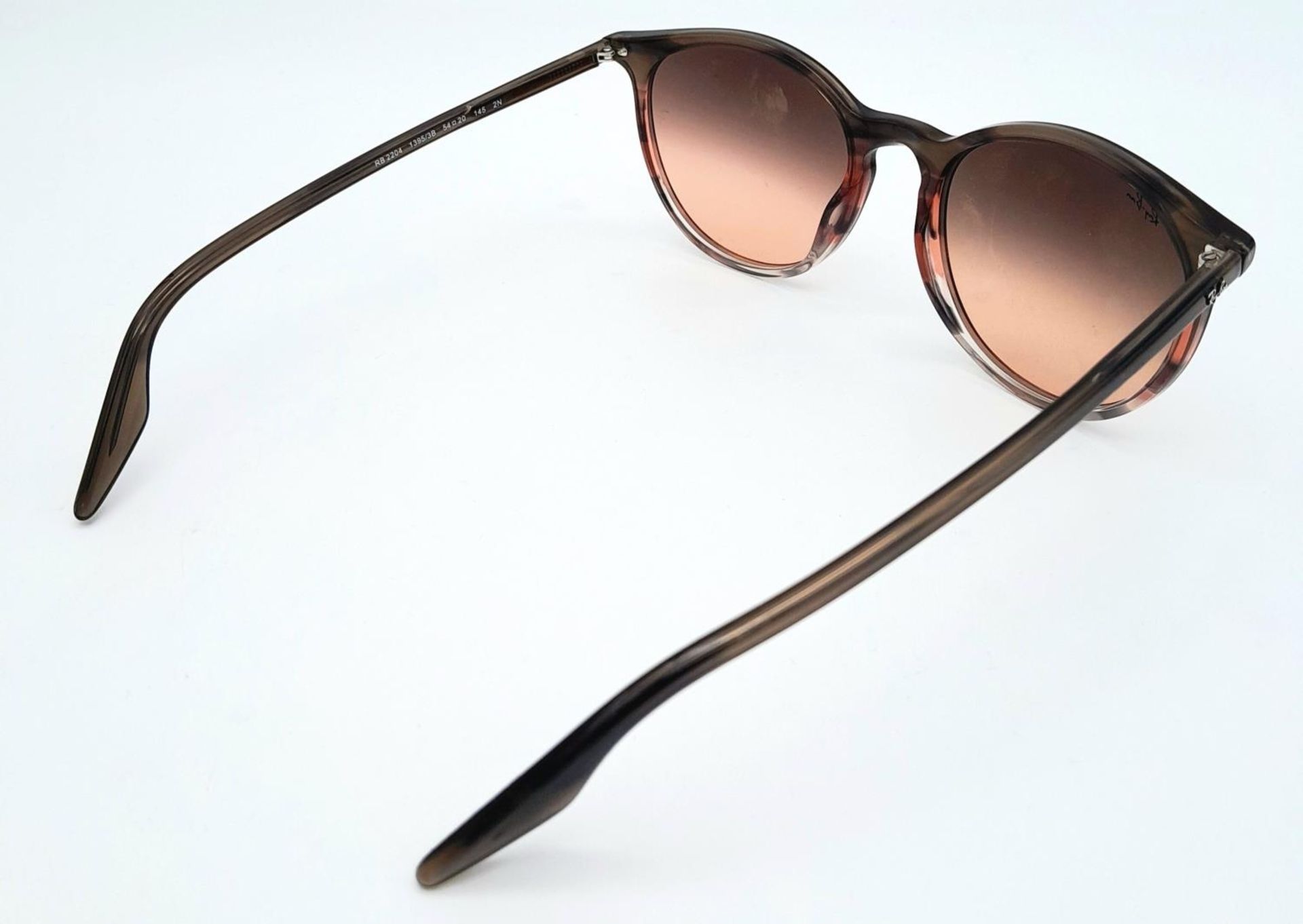 A Pair of Ray-Ban Ladies Sunglasses. - Image 4 of 7