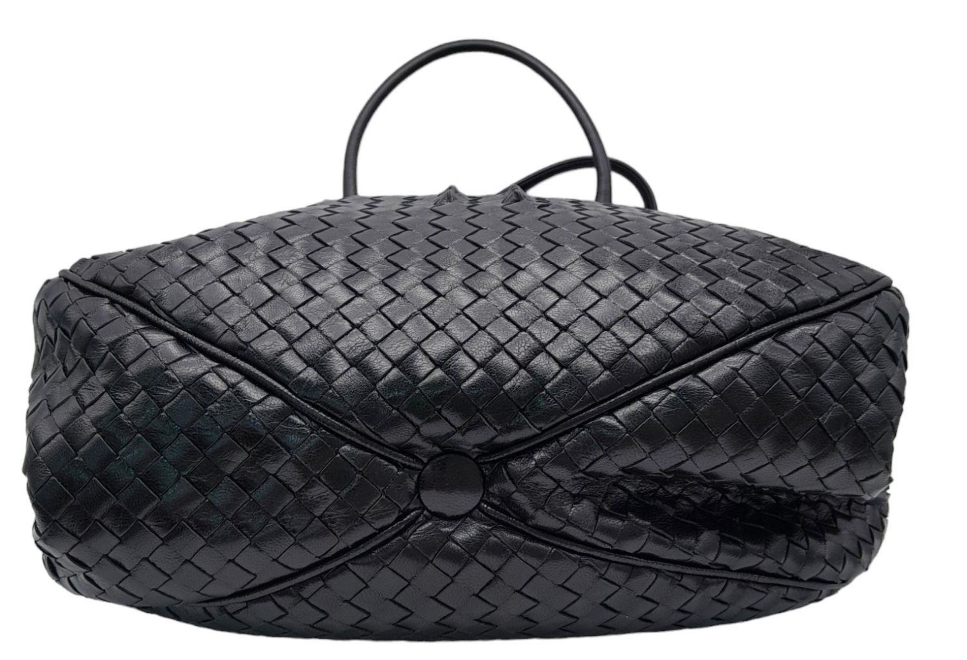 A Bottega Veneta Black Bag. Intrecciato leather exterior with two rolled leather handles. Beige - Image 2 of 7