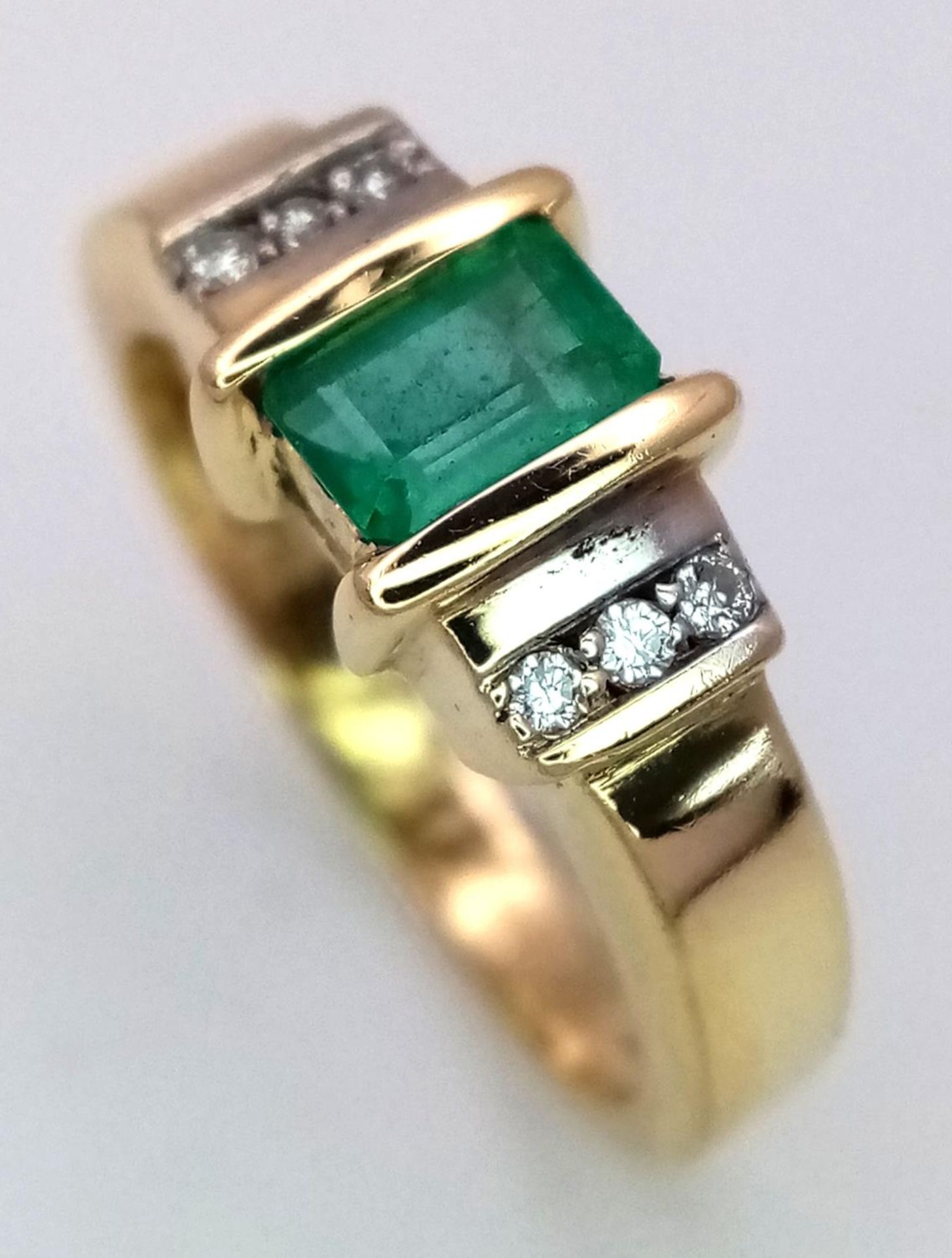 AN 18K (TESTED) YELLOW GOLD DIAMOND & EMERALD RING. Size N, 5.8g total weight. Ref: SC 9044 - Image 2 of 5