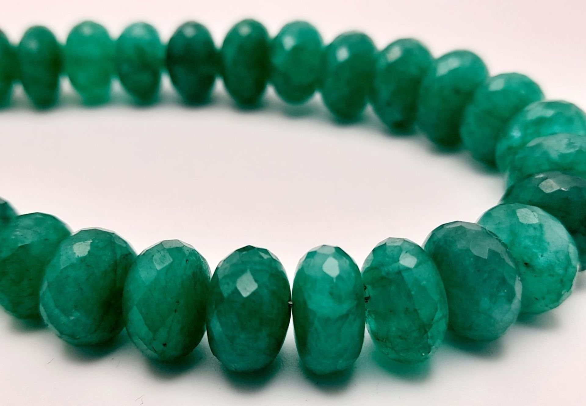 A 130ctw Faceted Rondelle Emerald Bracelet with a sapphire and 925 Silver clasp. 16cm. Ref: CD-1298 - Image 2 of 4