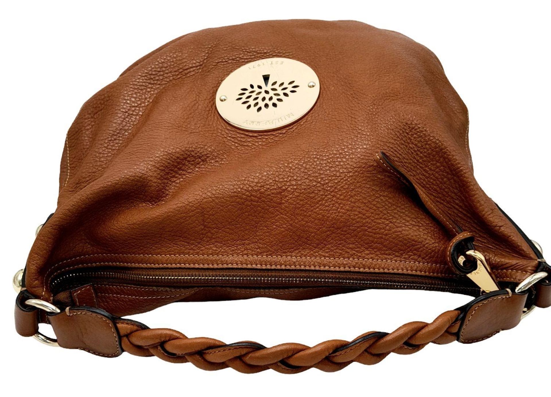A Mulberry Tan Daria Hobo Bag. Leather exterior with gold-toned hardware, braided strap and zip - Image 3 of 8