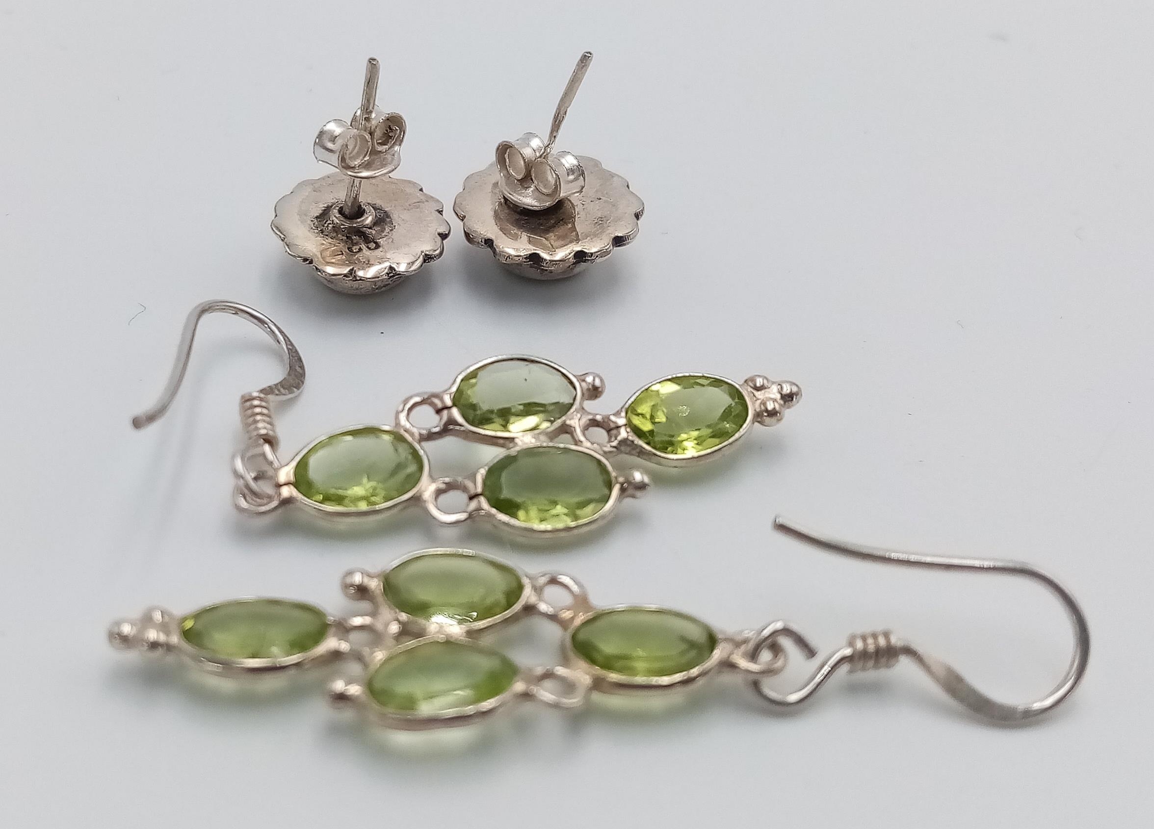 Two Pairs of Sterling Silver Peridot Set Earrings Comprising 1) A Pair of Oval Cut 4 Stone Dangle - Image 3 of 5