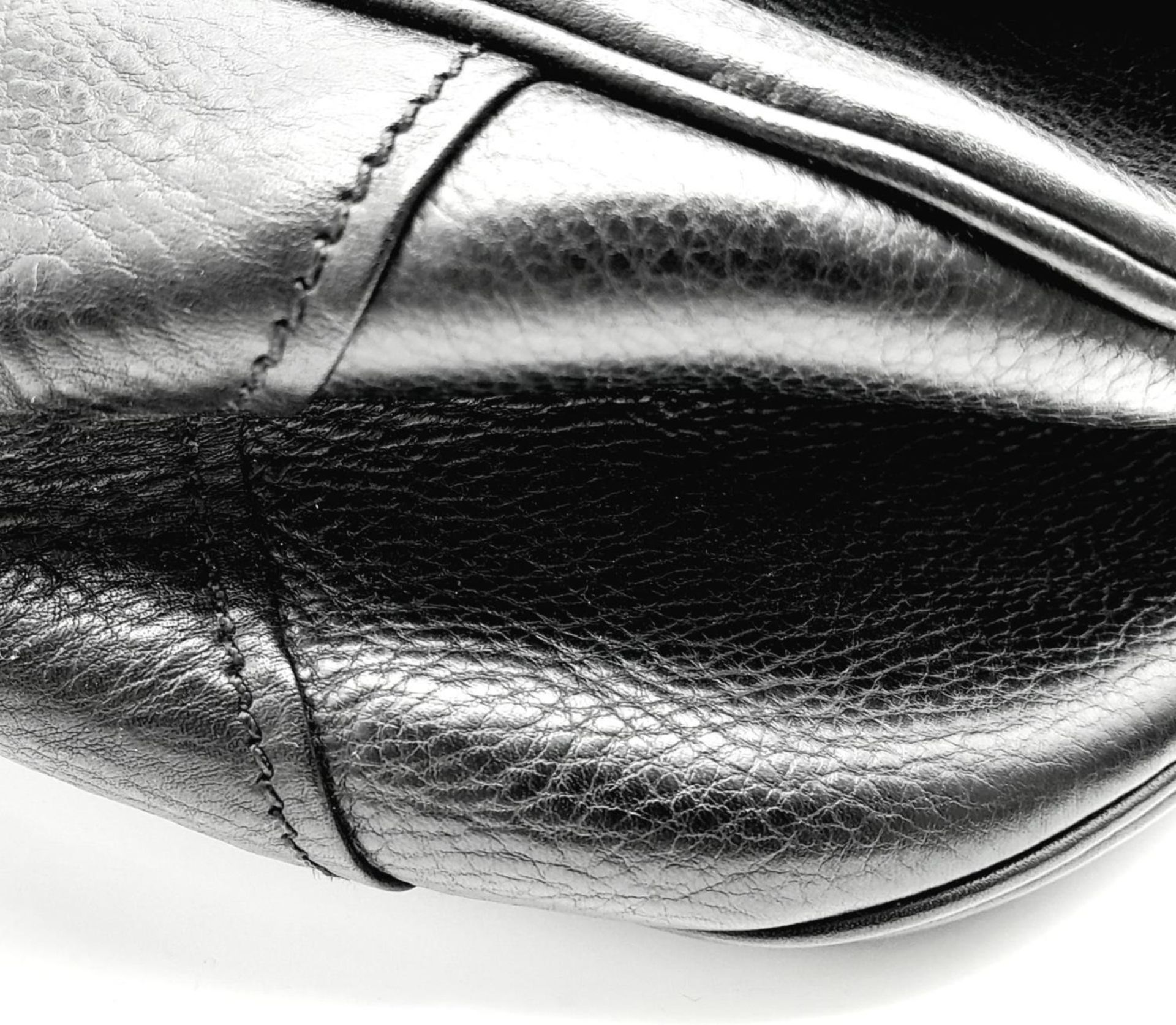 A Prada Black Leather Crossbody Satchel Bag. Textured exterior with buckled flap. Spacious leather - Bild 10 aus 14