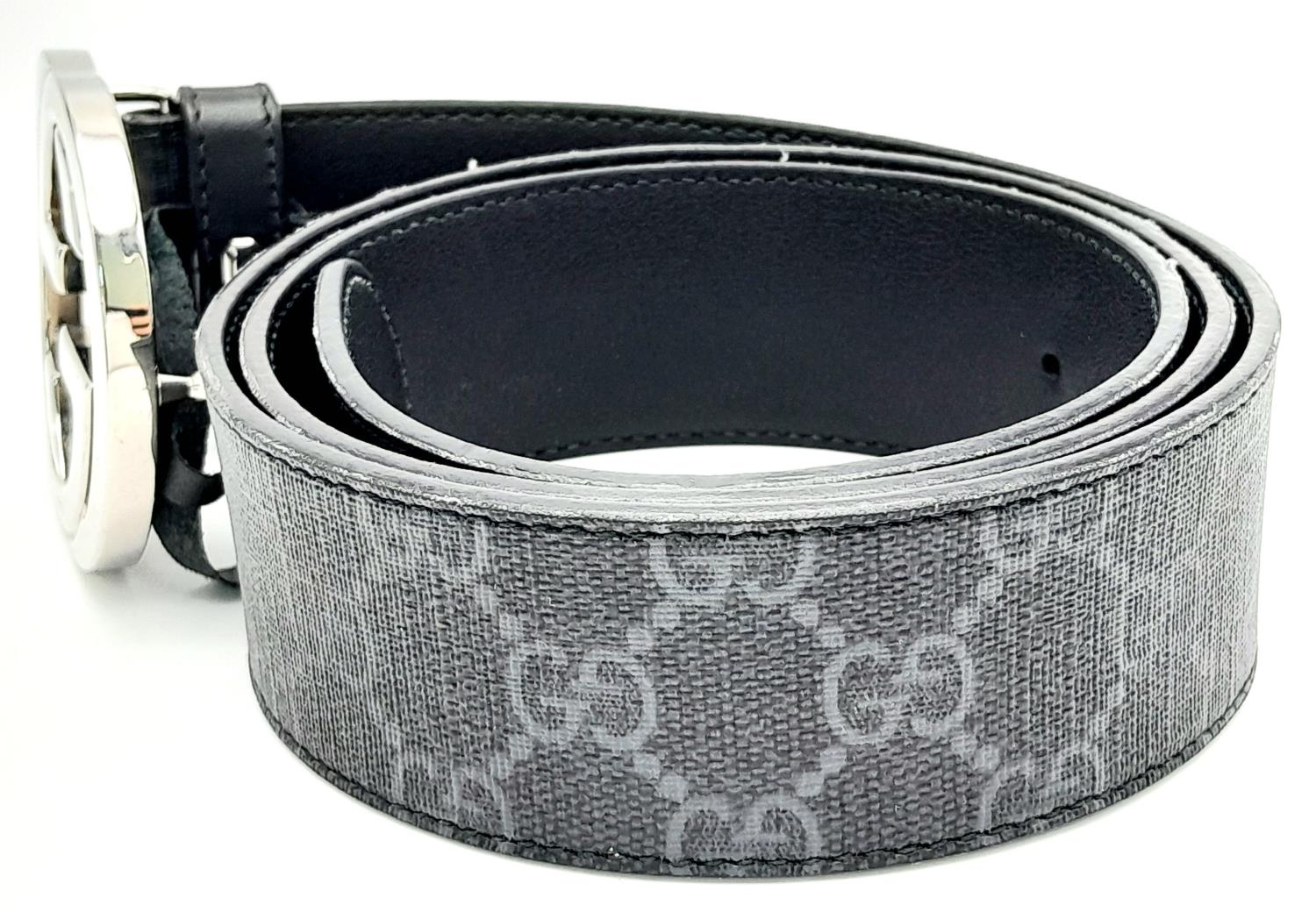 A Gucci Black with Grey Monogram Men's GG Belt. Silver-toned hardware. Approximately 104.5cm length, - Bild 3 aus 7