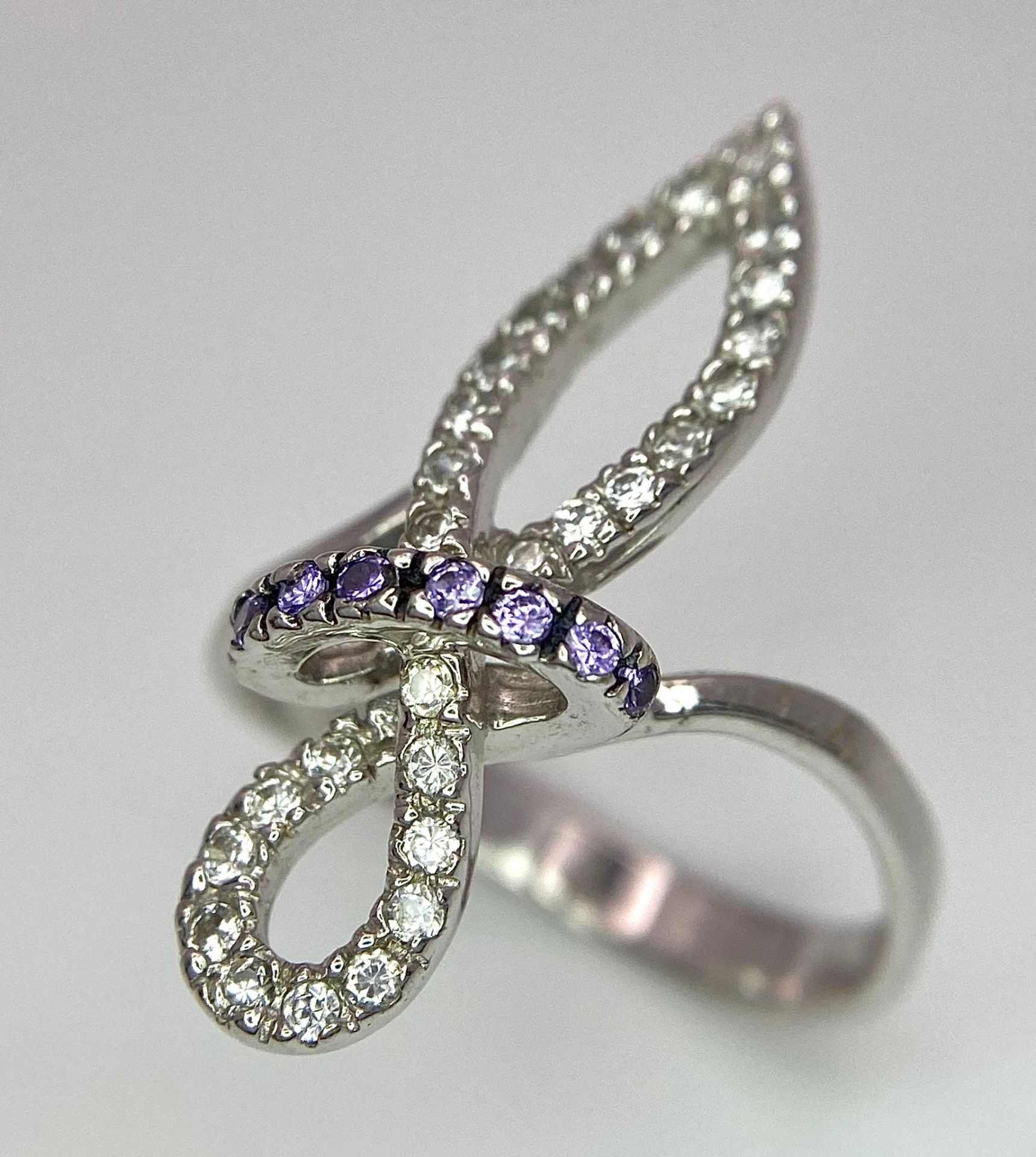 An 18K White Gold CZ Fancy Knot Ring. Size O. 3.9g weight. - Bild 3 aus 7
