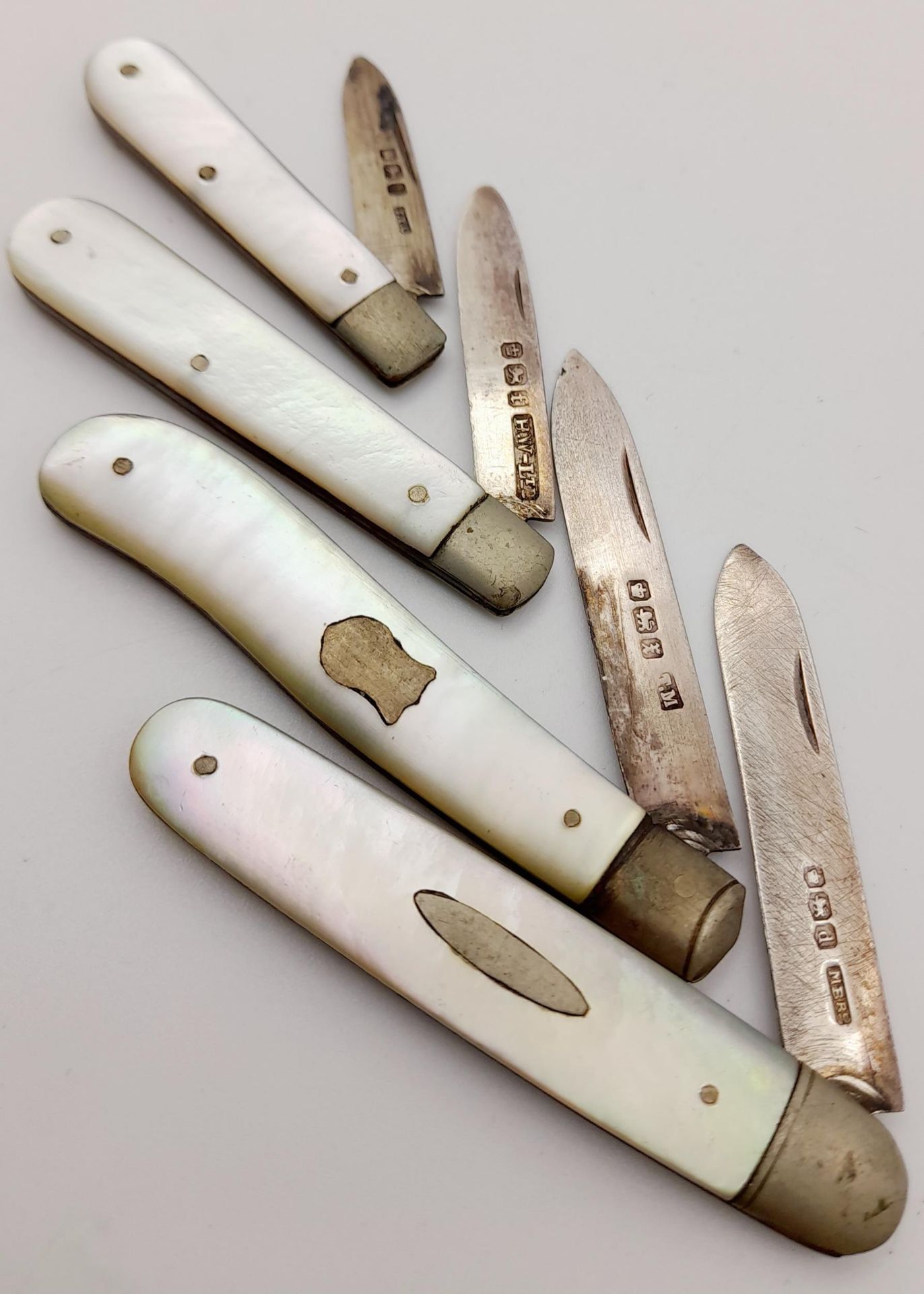 Four Vintage/Antique Mother of Pearl Fruit Knives. All fully UK hallmarked. 11cm longest knife, - Image 3 of 5