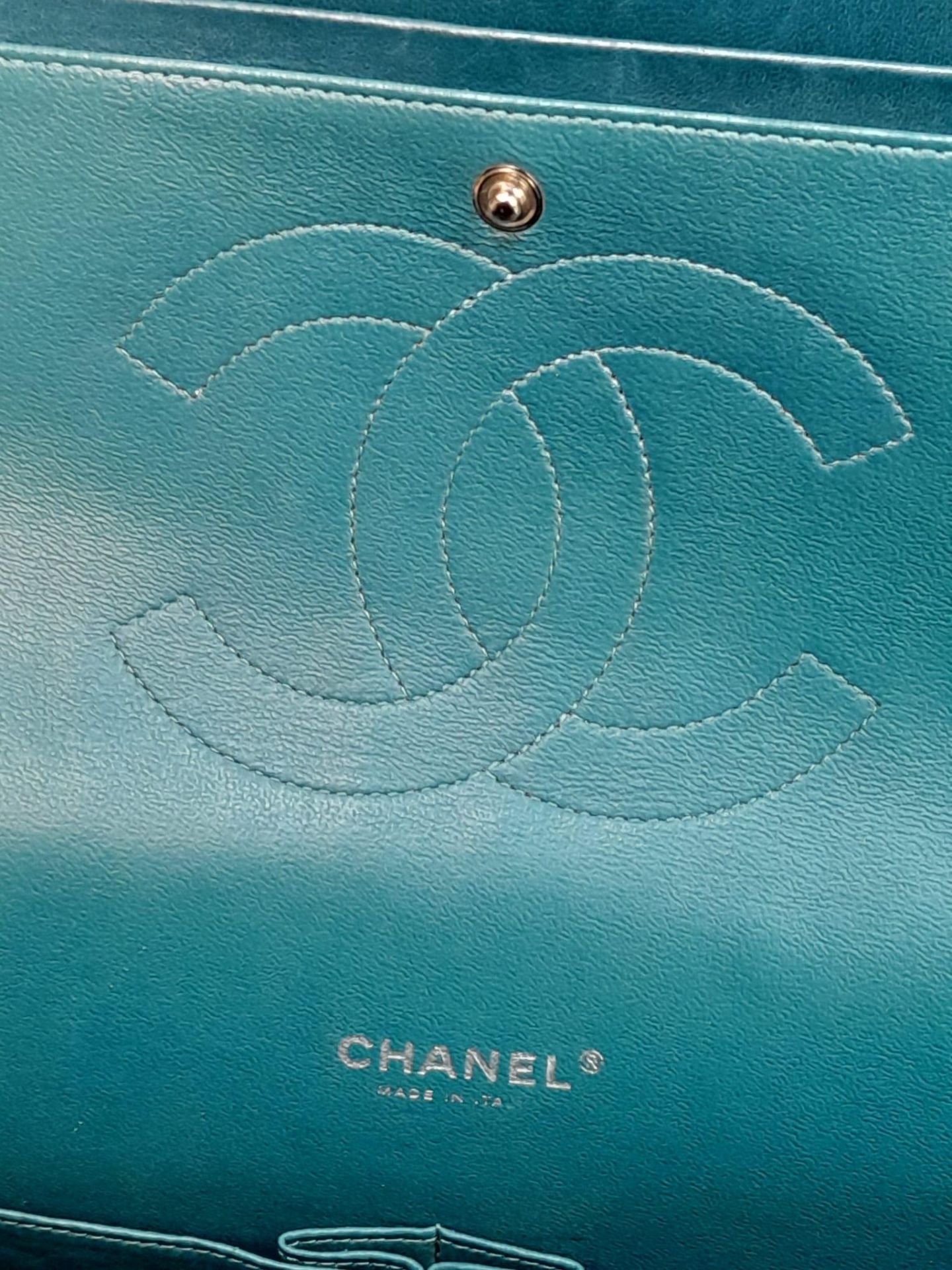 A Chanel Teal Jumbo Classic Double Flap Bag. Quilted leather exterior with silver-toned hardware, - Bild 12 aus 14