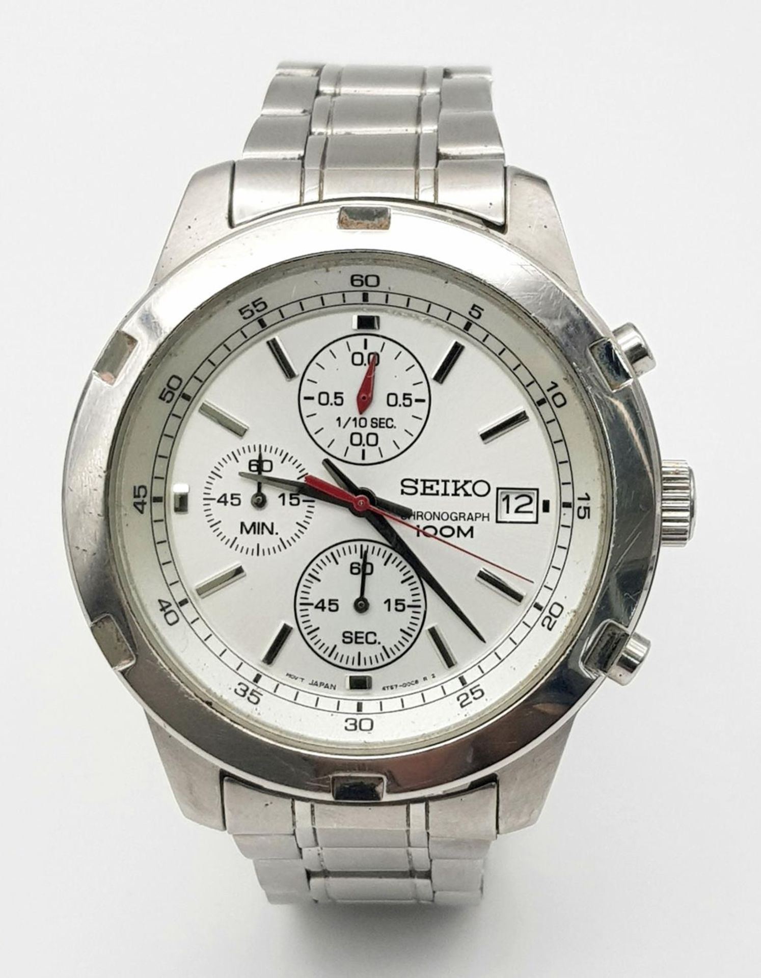 A Seiko 5 Chronograph Quartz Gents Watch. Stainless steel bracelet and case - 43mm. White dial - Image 2 of 6