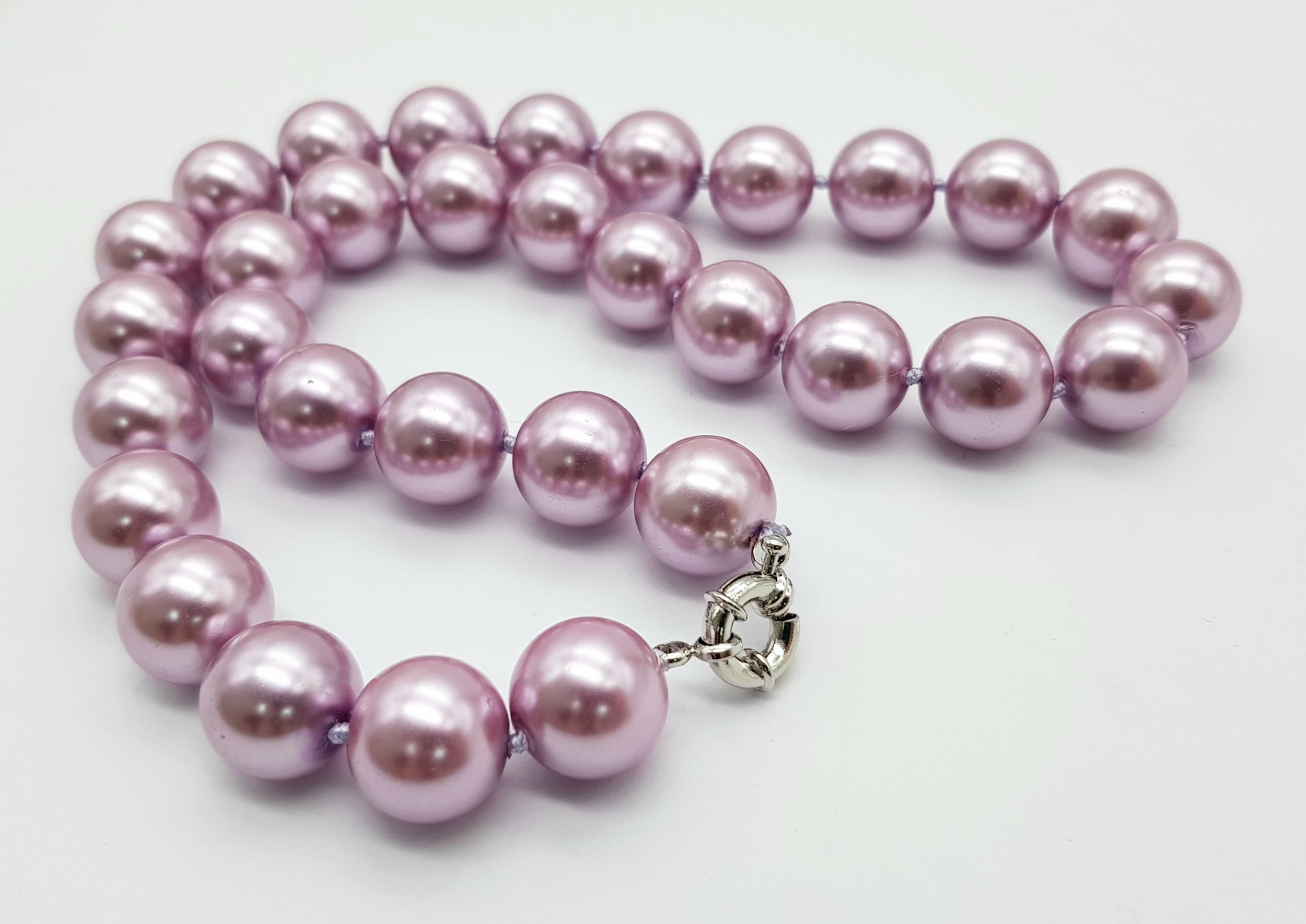 An Exotic Lavender South Sea Pearl Shell Beaded Necklace. 14mm beads. 44cm necklace length - Image 4 of 4