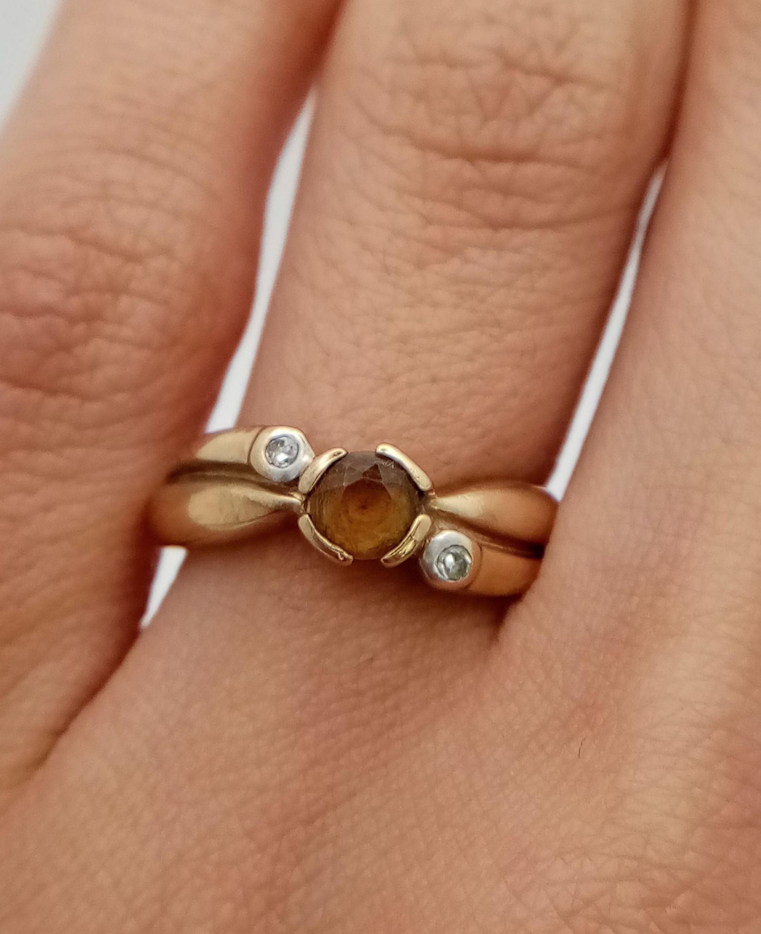 A 9K Yellow Gold Citrine and Diamond Crossover Ring. Size J. 1.8g total weight. - Bild 4 aus 6