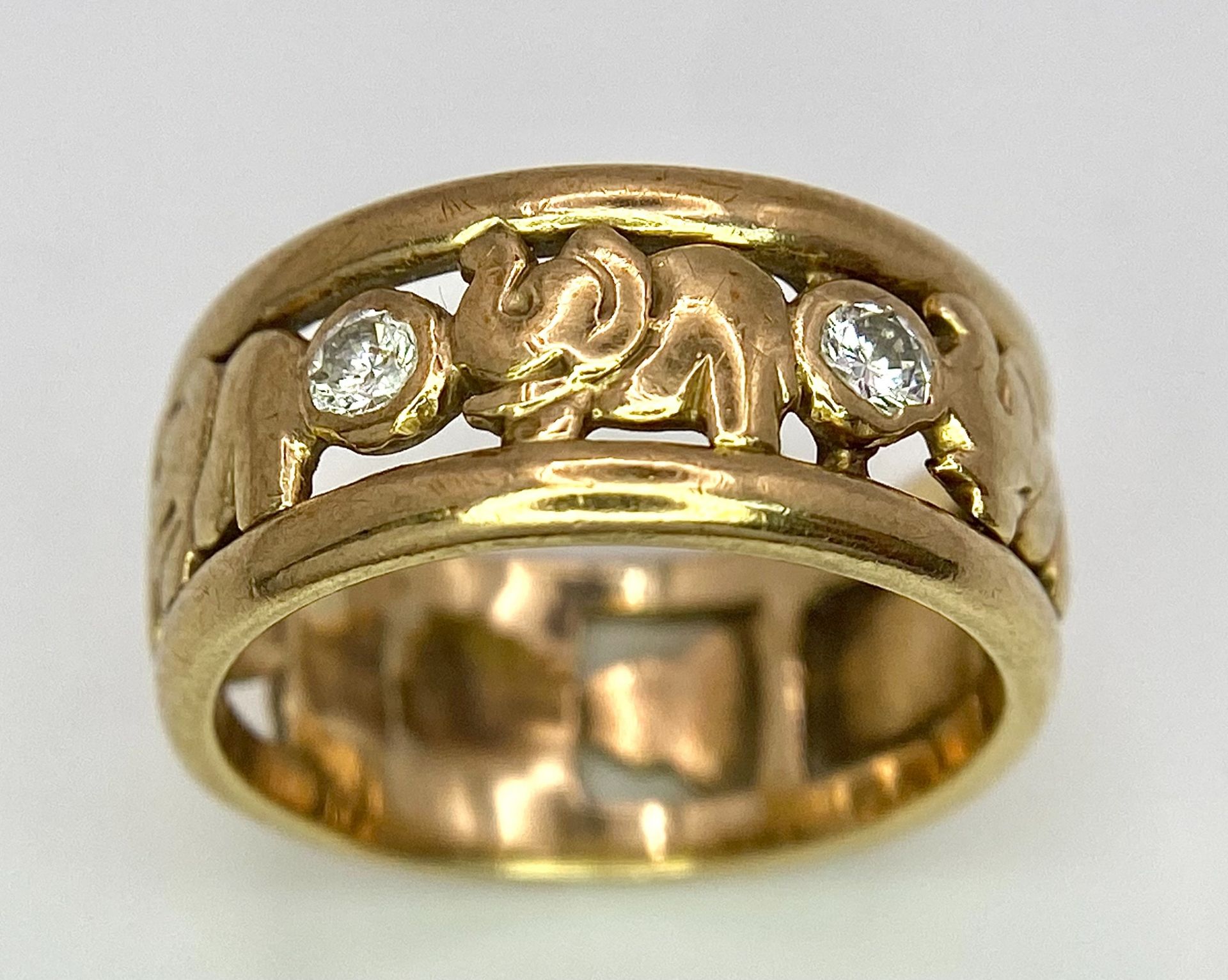 A 9K YELLOW GOLD (TESTS AS) DIAMOND SET ELEPHANT BAND RING. 0.20CT. 4.1G. SIZE J 1/2. - Bild 3 aus 5