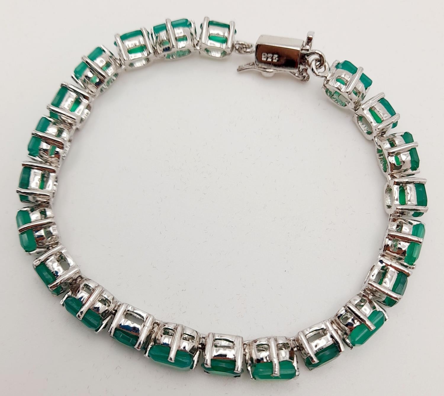 A Green Onyx Tennis Bracelet. Set in 925 Sterling silver. 36ctw. W - 24g. 18cm. Ref: HV-2167. - Image 2 of 5