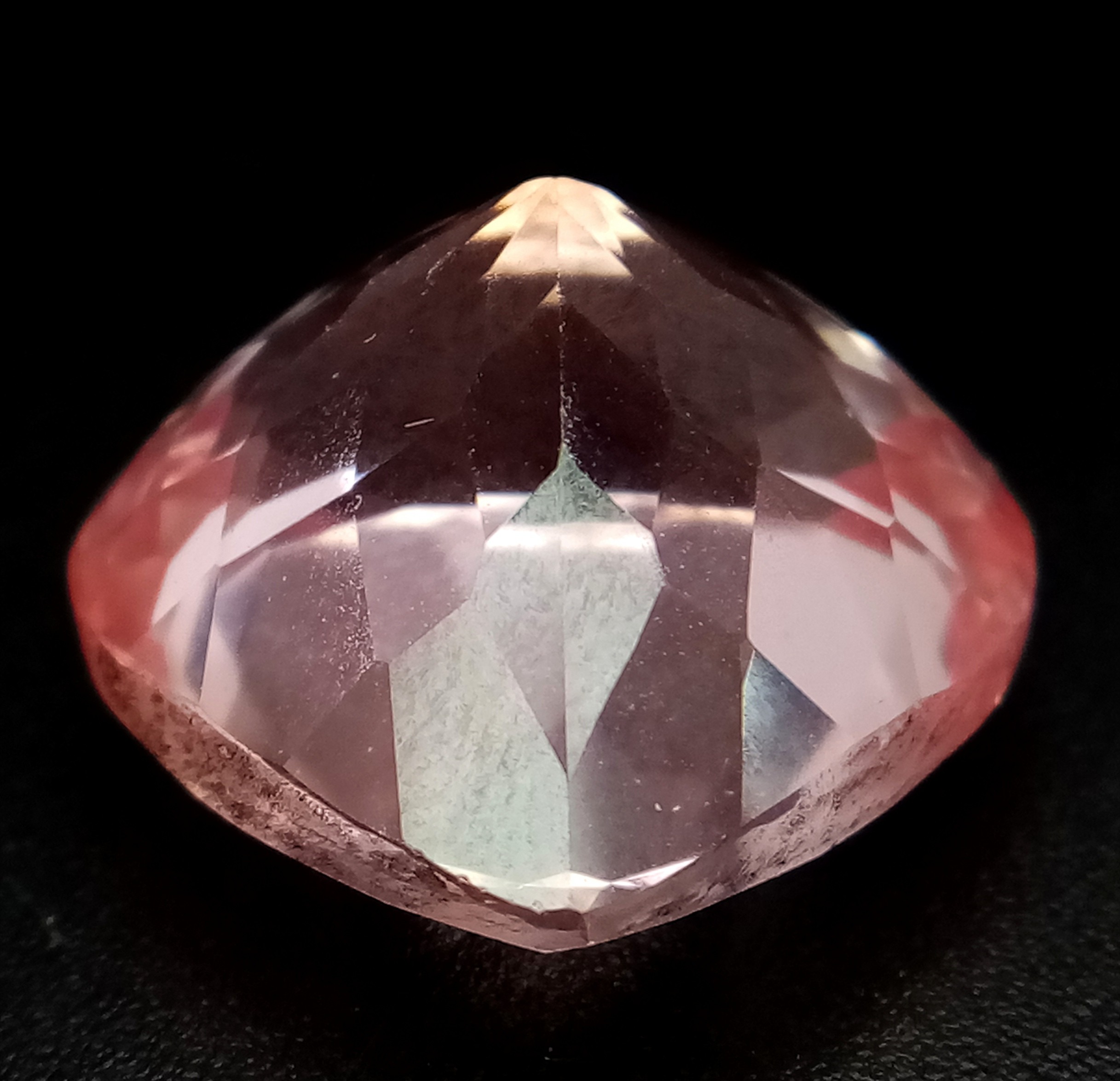 A Beautiful 25ct Heart-Shaped Pink Morganite Gemstone. Beautifully faceted and dances in the - Image 4 of 6
