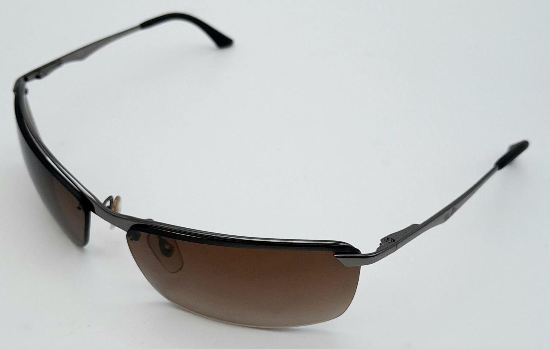 A Pair of Ray Ban Sunglasses - With case that needs restitching. - Bild 3 aus 8