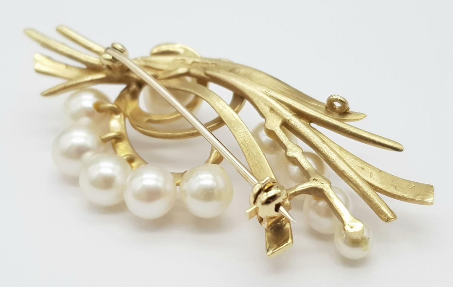 A 9K Yellow Gold and Decorative Cultured Pearl Brooch. 5cm x 2.5cm. 8g total weight. - Image 2 of 7