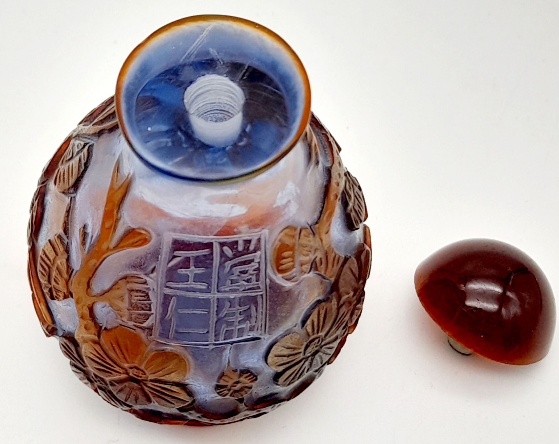 A Vintage Chinese Glass Snuff Bottle. Floral decoration. 6cm - Bild 3 aus 5
