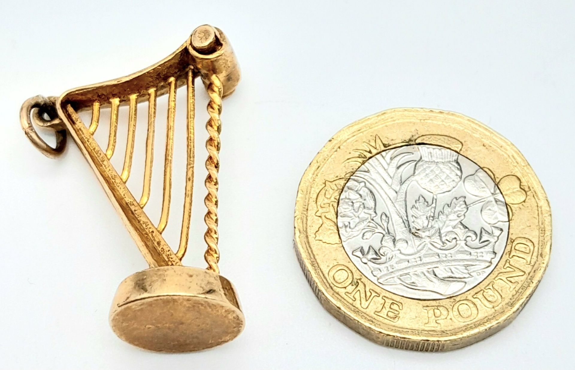 A 9K YELLOW GOLD IRISH HARP CHARM, POSSIBLY GUINESS THEMED. 2.9cm length, 4.2g weight. Ref: SC 8137 - Bild 5 aus 6