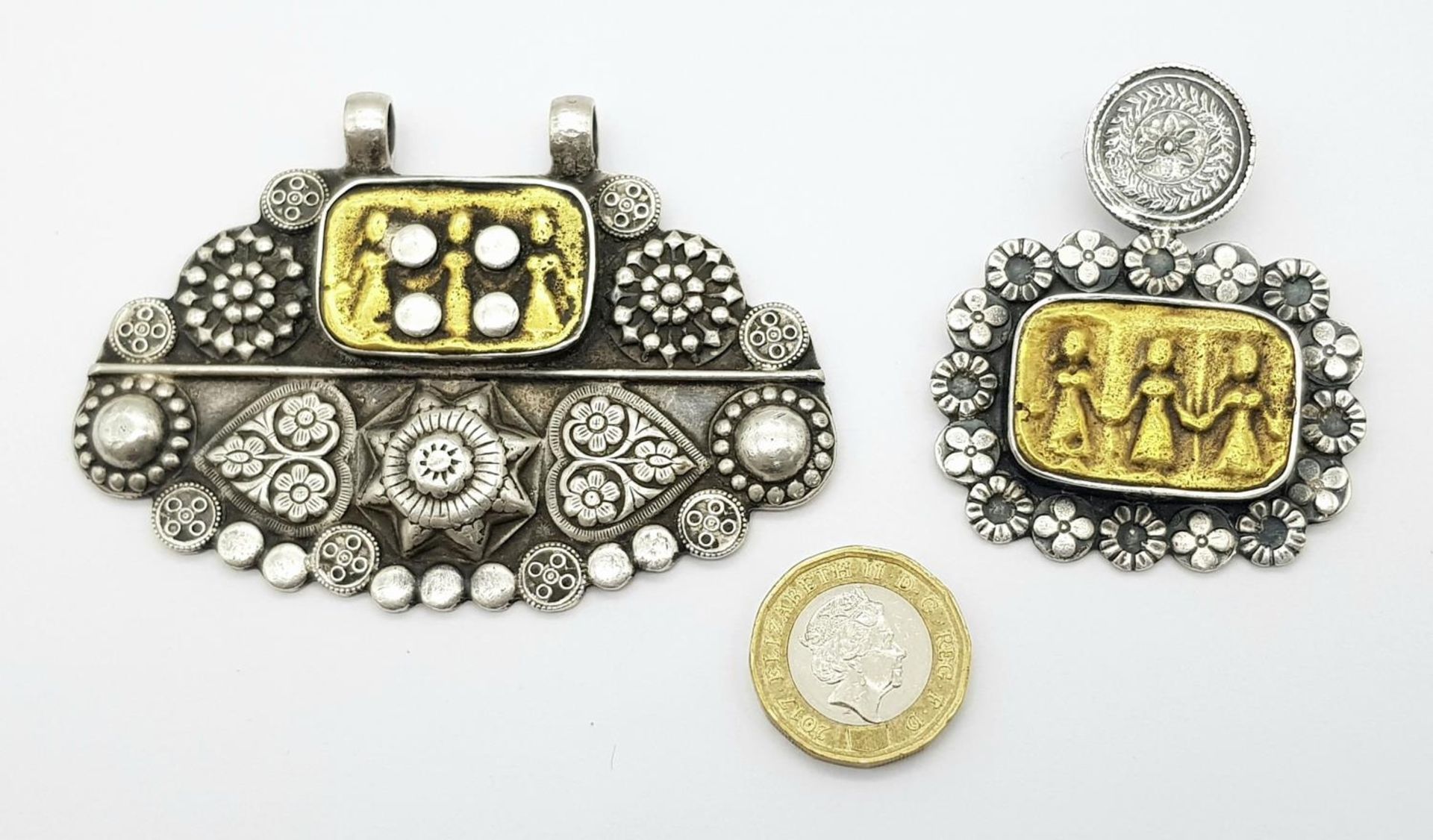Two Antique Indian Silver Amulets. Floral and children decoration. 8cm and 5cm. 84g - Bild 3 aus 4