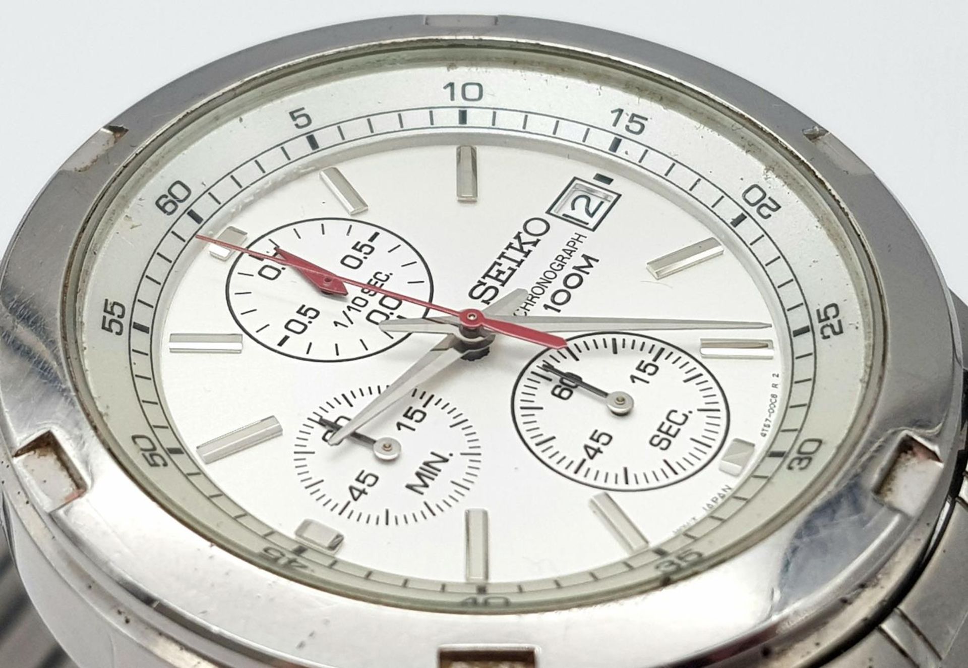 A Seiko 5 Chronograph Quartz Gents Watch. Stainless steel bracelet and case - 43mm. White dial - Image 3 of 6