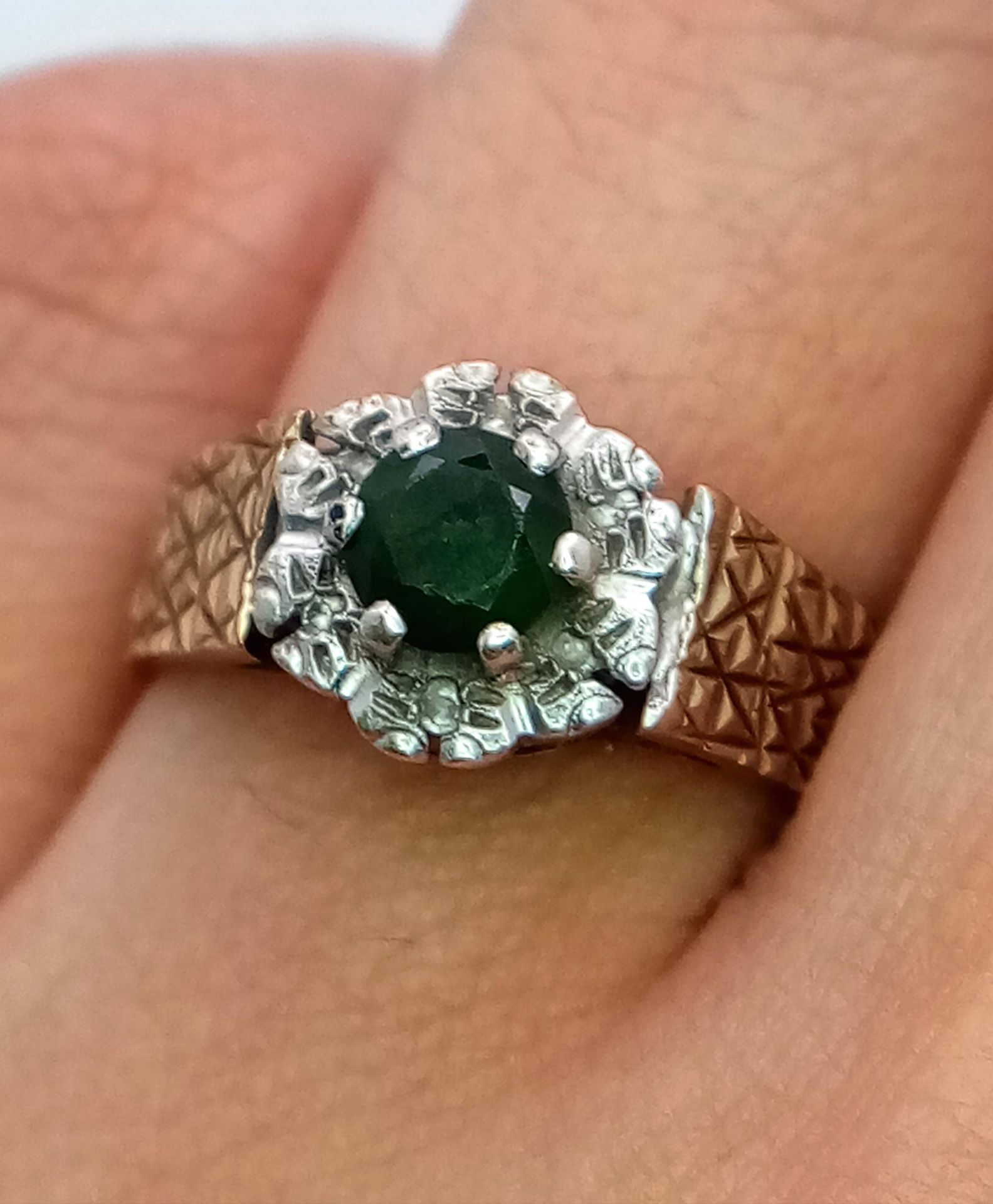 A Vintage 9K Peridot and Diamond Ring. Central round cut peridot with a diamond halo. Size L. 3.4g - Image 5 of 6