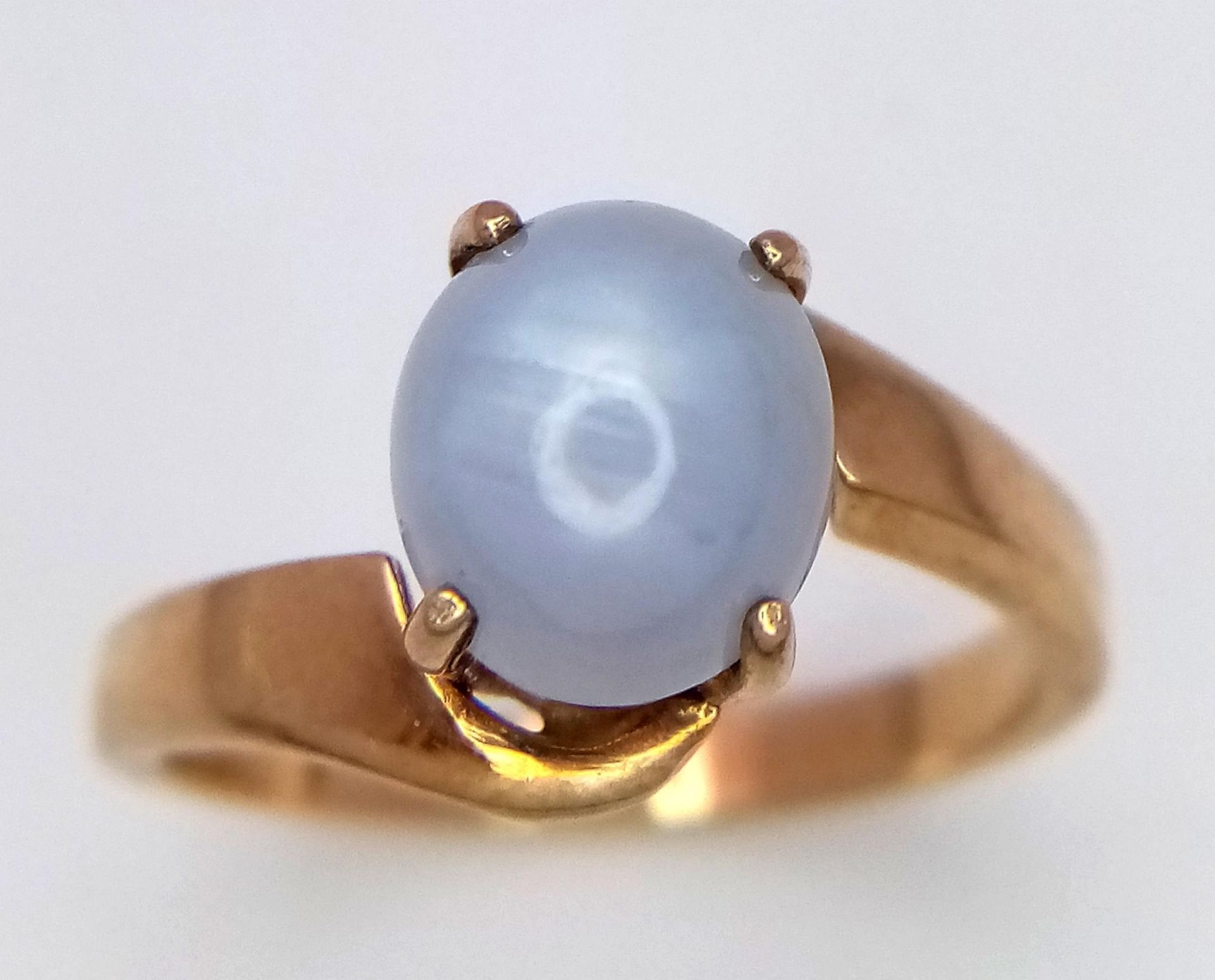 A Gorgeous 9K Yellow Gold Moonstone Cabochon Crossover Ring. Size P. 3.5g total weight. - Image 2 of 6