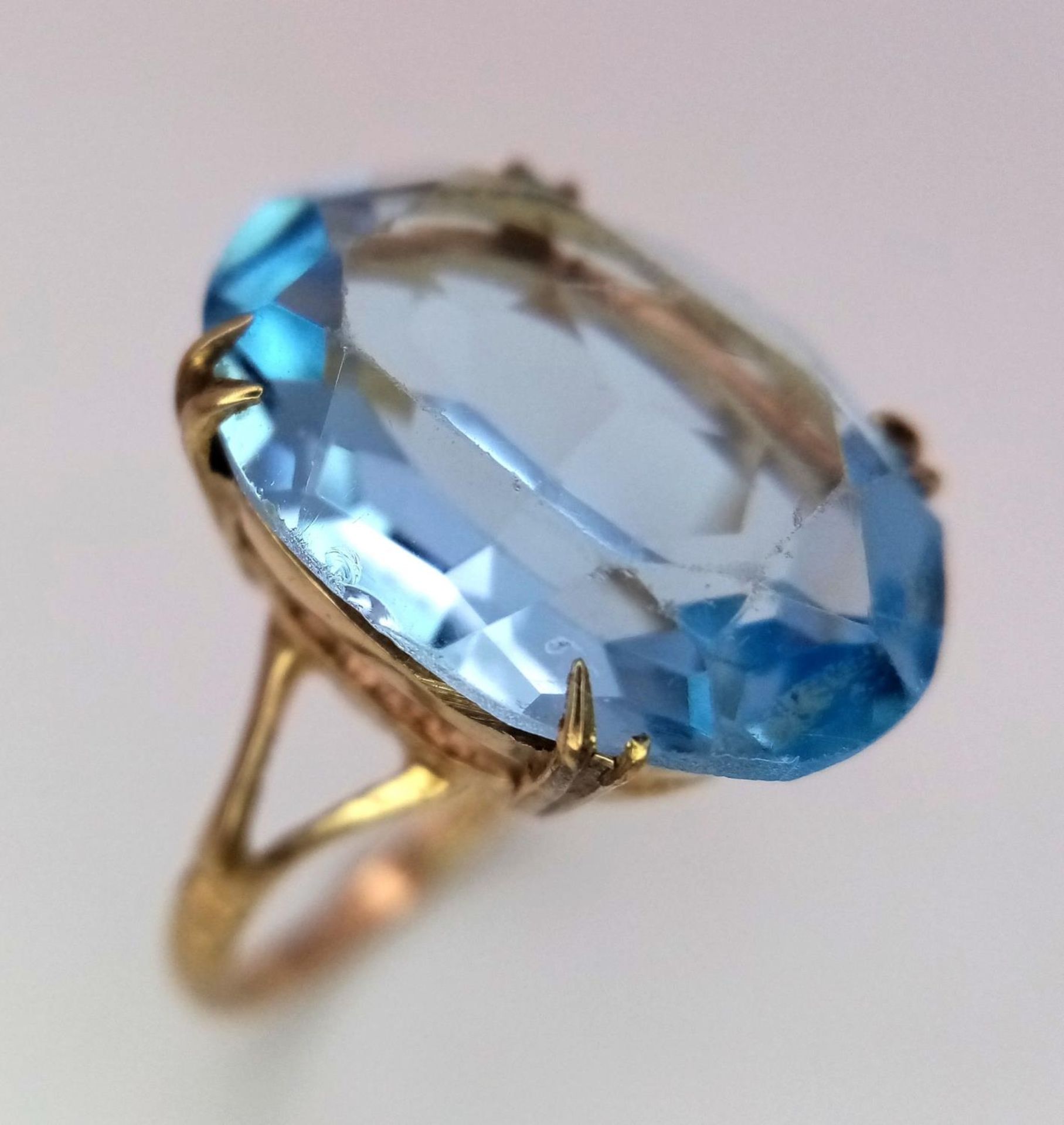 A 9ct Yellow Gold Blue Topaz Ring, 12mmx18mm topaz, size M, 4.1g total weight. ref: 1500I