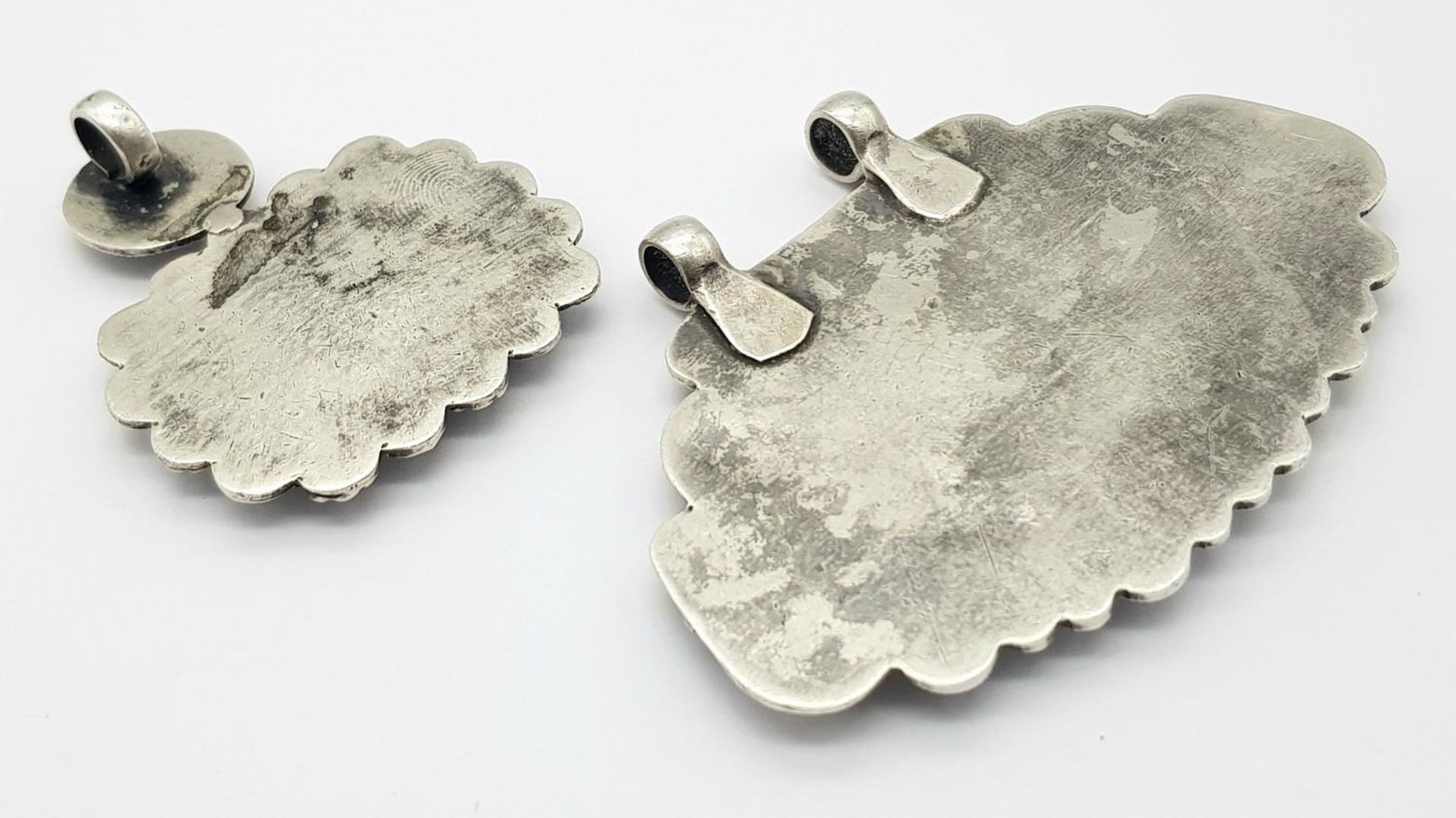 Two Antique Indian Silver Amulets. Floral and children decoration. 8cm and 5cm. 84g - Bild 4 aus 4