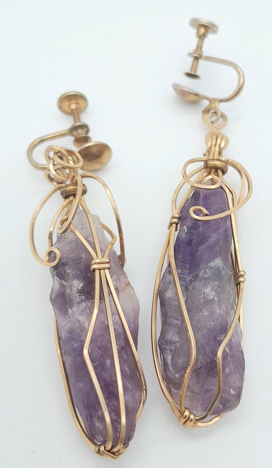 A Yellow metal amethyst geode large wire caged necklace with matching earrings with non-pierced - Image 5 of 5