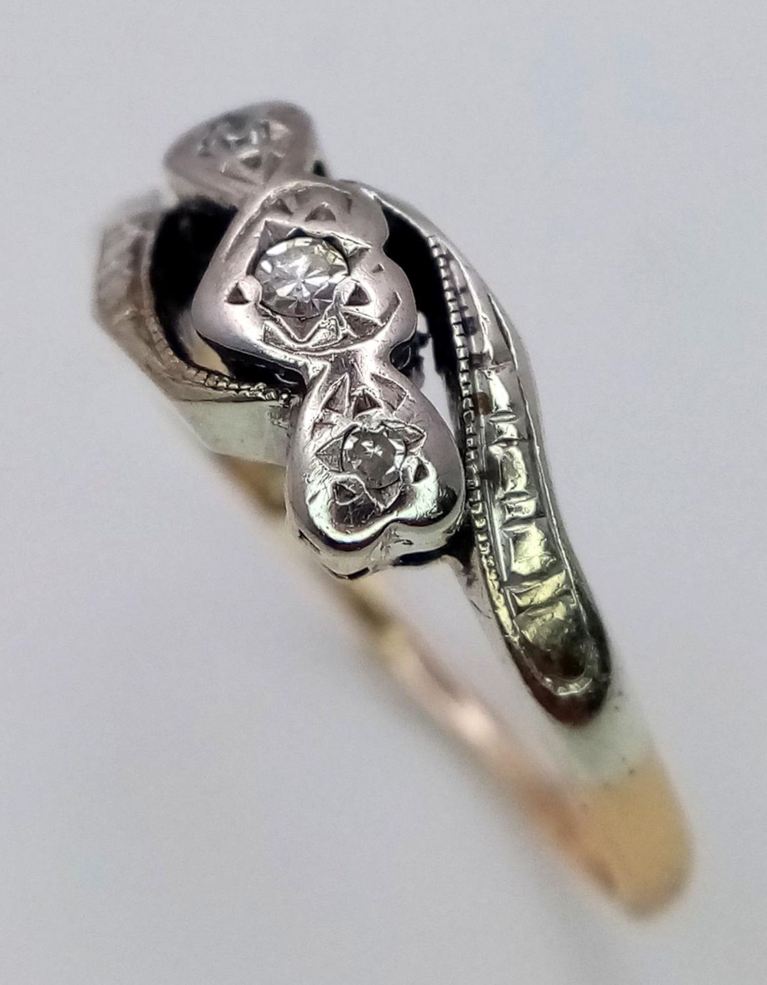 A (TESTED AS) 18K YELLOW GOLD & PLATINUM VINTAGE 3 STONE DIAMOND TWIST RING 2.6G SIZE P. SC 9079 - Image 3 of 5