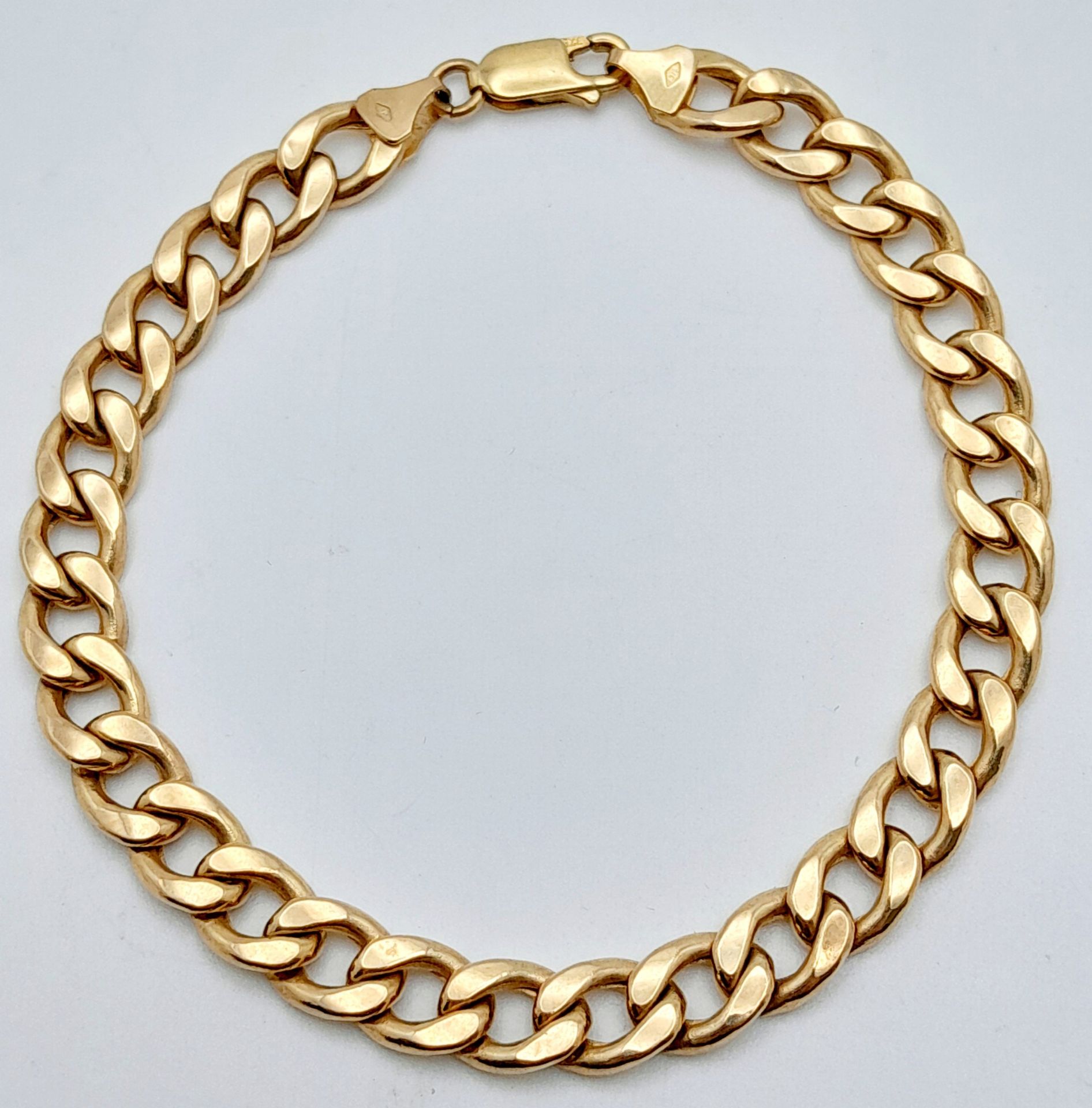 A 9K Yellow Gold Flat Curb Link Bracelet. 19cm. 6.1g weight. - Bild 2 aus 5