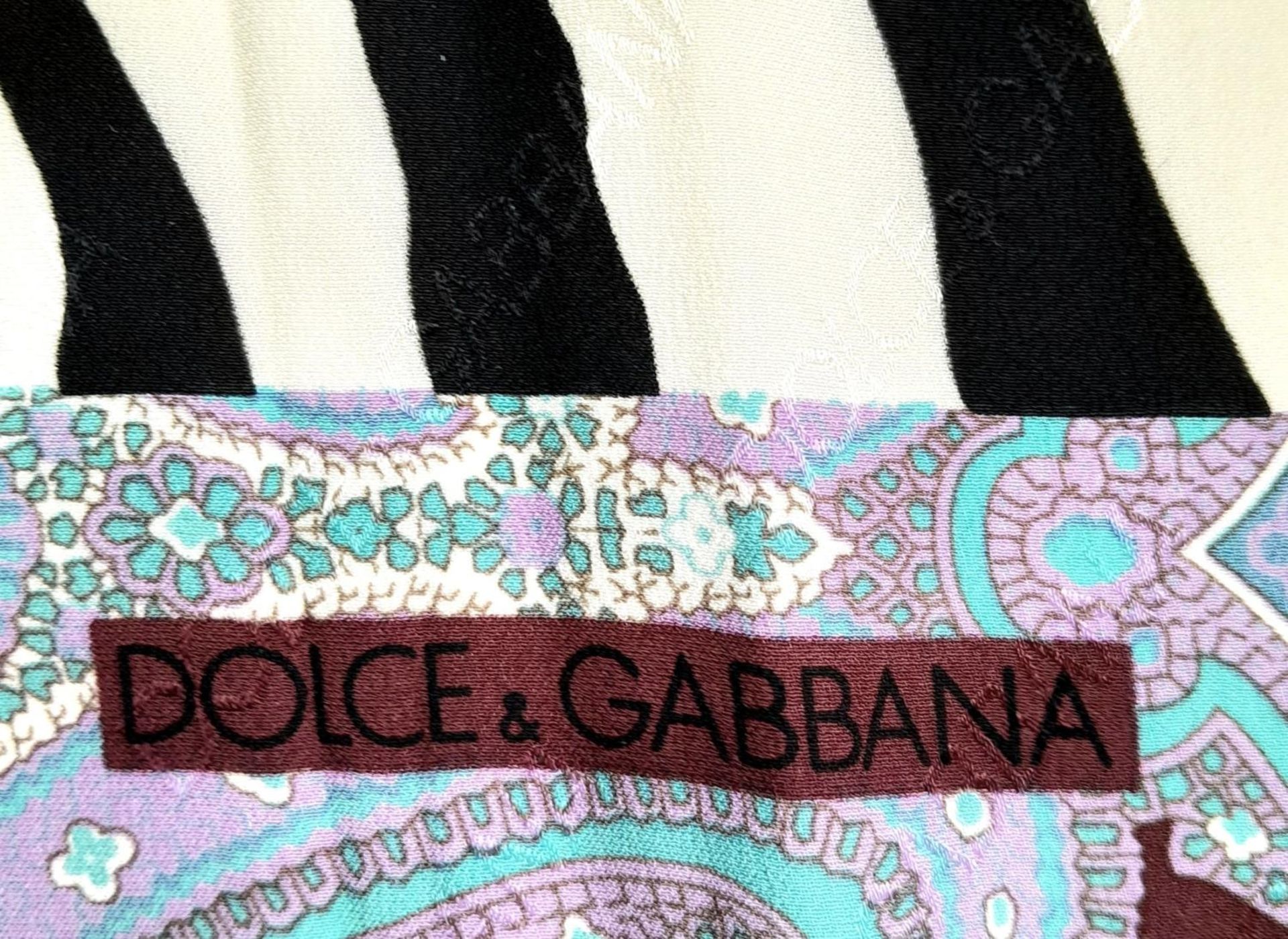 A D&G Zebra and Paisley Print Scarf. Approximately 66cm x 66cm. One small stain but good condition - Bild 3 aus 6