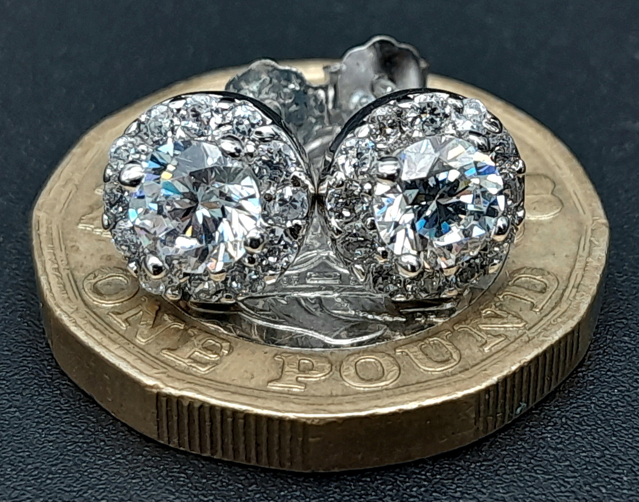 A Pair of 925 Silver White Zircon Stud Earrings. - Image 4 of 6