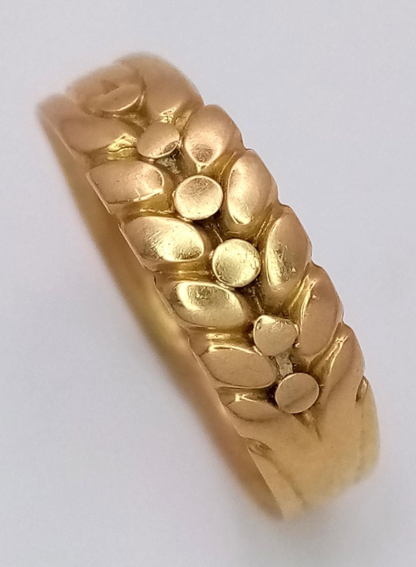 AN ANTIQUE 18K YELLOW GOLD RING. Hallmarked Birmingham, 1894. Size N, 2.9g total weight. Ref: SC - Image 3 of 5