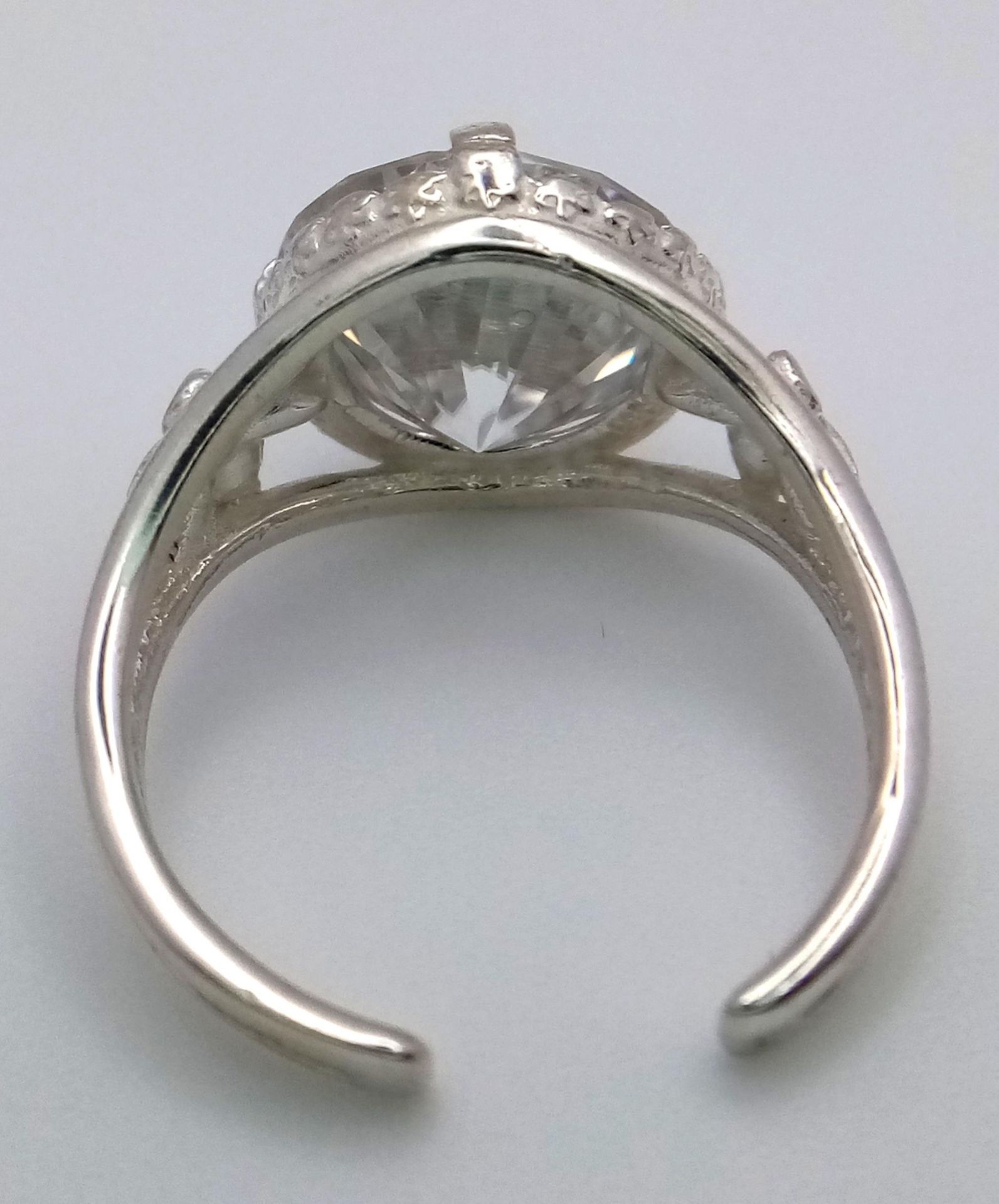 A 5ct Moissanite and 925 Silver Open-Ended Ring. Comes with a GRA certificate. - Image 4 of 5