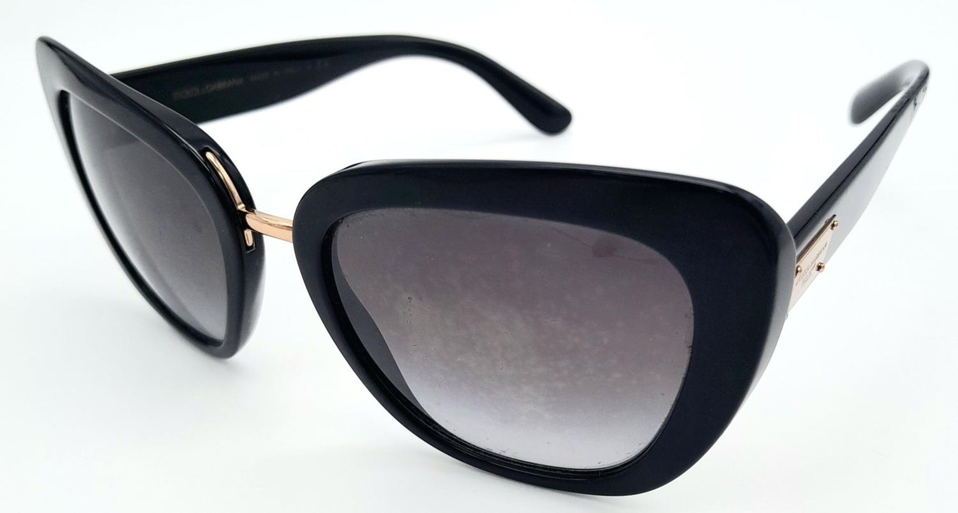 A Pair of Designer Dolce and Gabbana Sunglasses. - Bild 2 aus 7