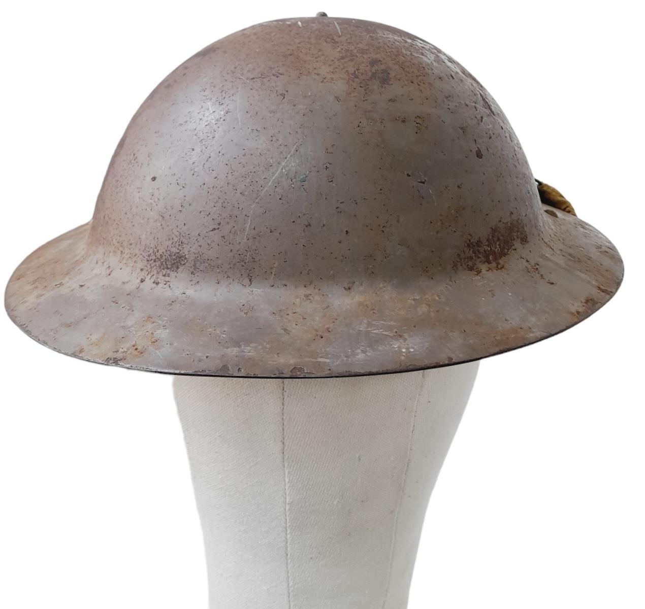 Rare 1941 Dated WW2 British Raw Edge Mk II Helmet. These were made by Briggs Motor Bodies Ltd of - Bild 3 aus 5