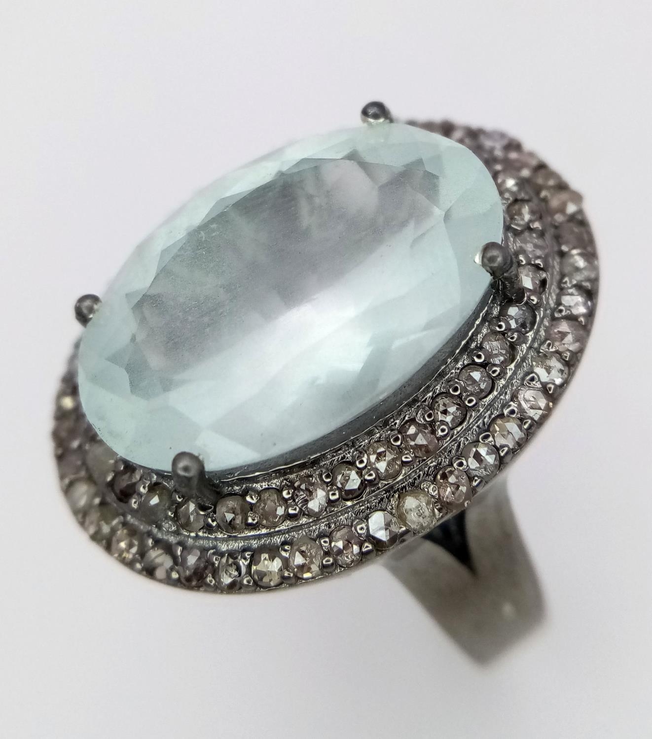 A 7.35ct Aquamarine Gemstone Ring with a 0.90ctw of Diamond Surrounds. Set in 925 Silver. Size N. - Image 3 of 5