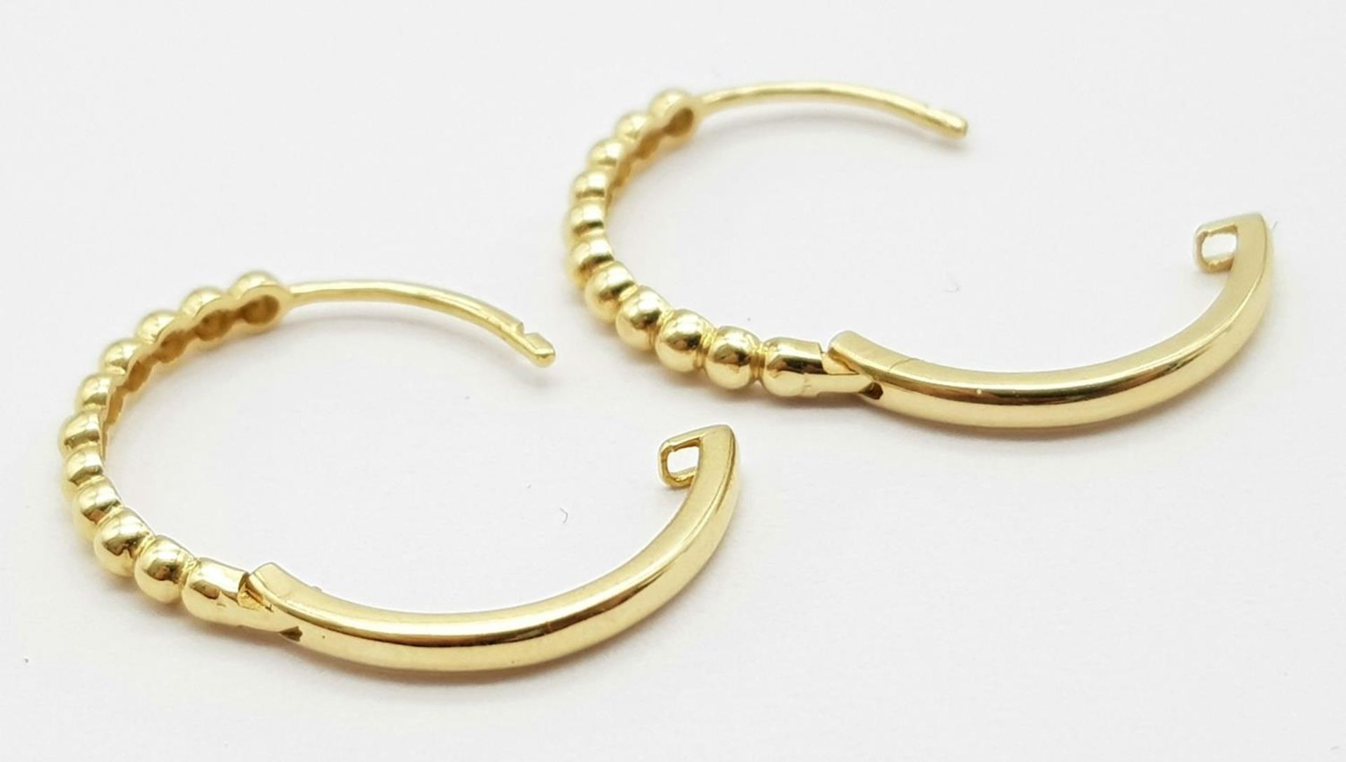 A Pair of 14k Gold Designer Massika Earrings. 1.8g total weight. - Bild 3 aus 4