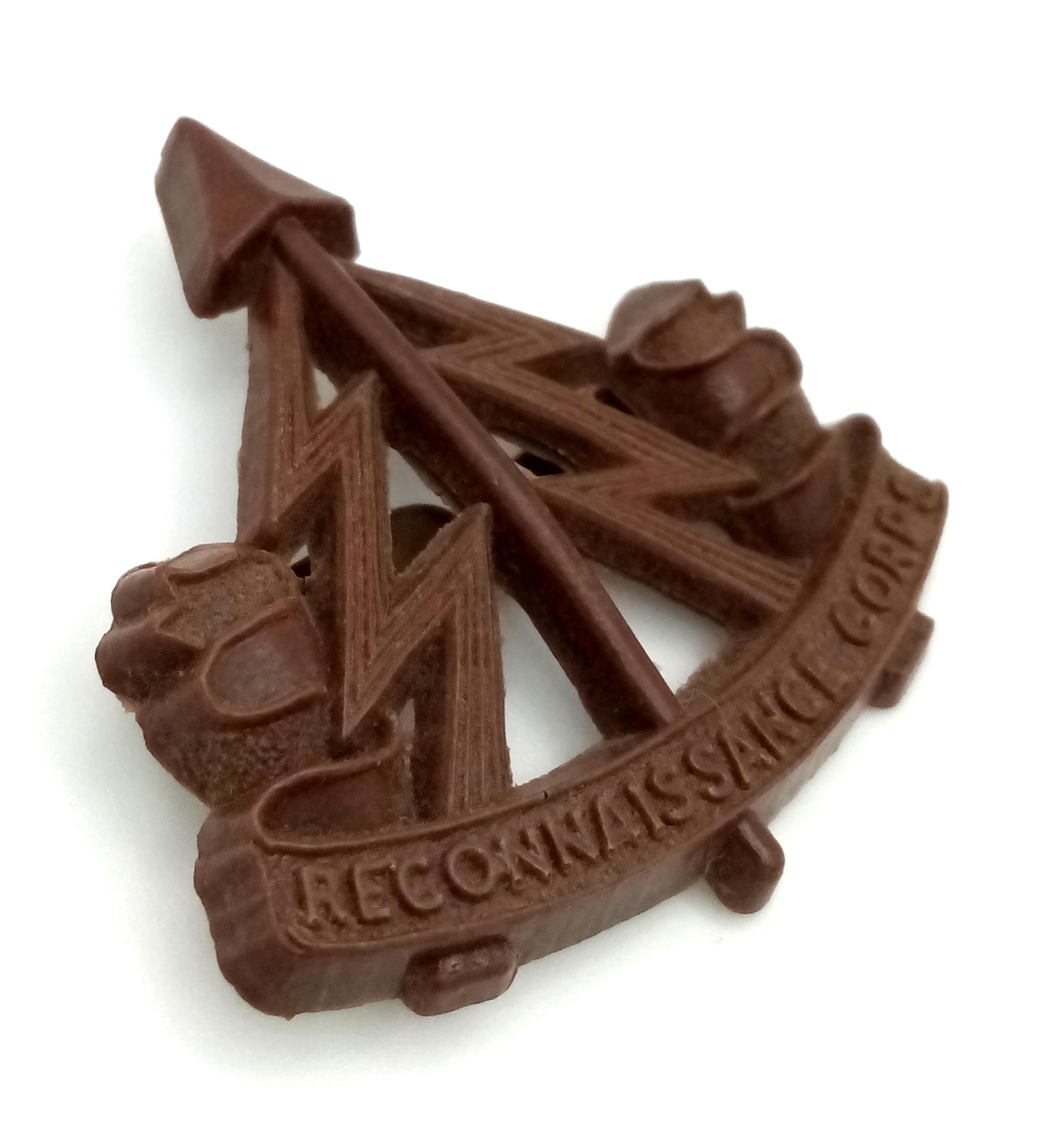 WW2 Plastic (Cellulose Acetate) Economy Issue Reconnaissance Corps Cap Badge. Maker Marked: A. - Bild 4 aus 4
