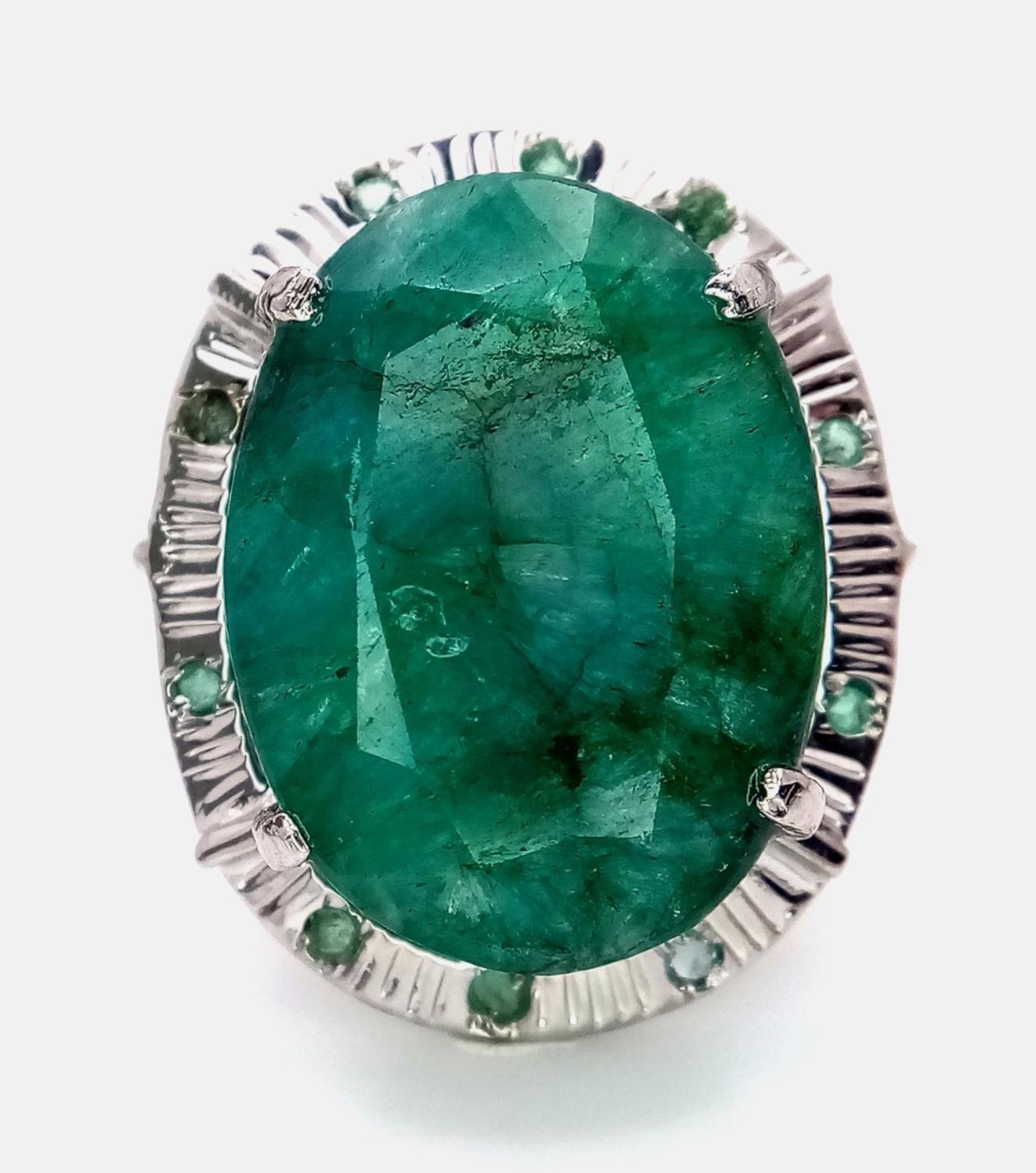 A 48ct Brazilian Emerald Silver Ring. Set in 925 Sterling Silver. W- 17.5g. Comes in a - Bild 2 aus 6