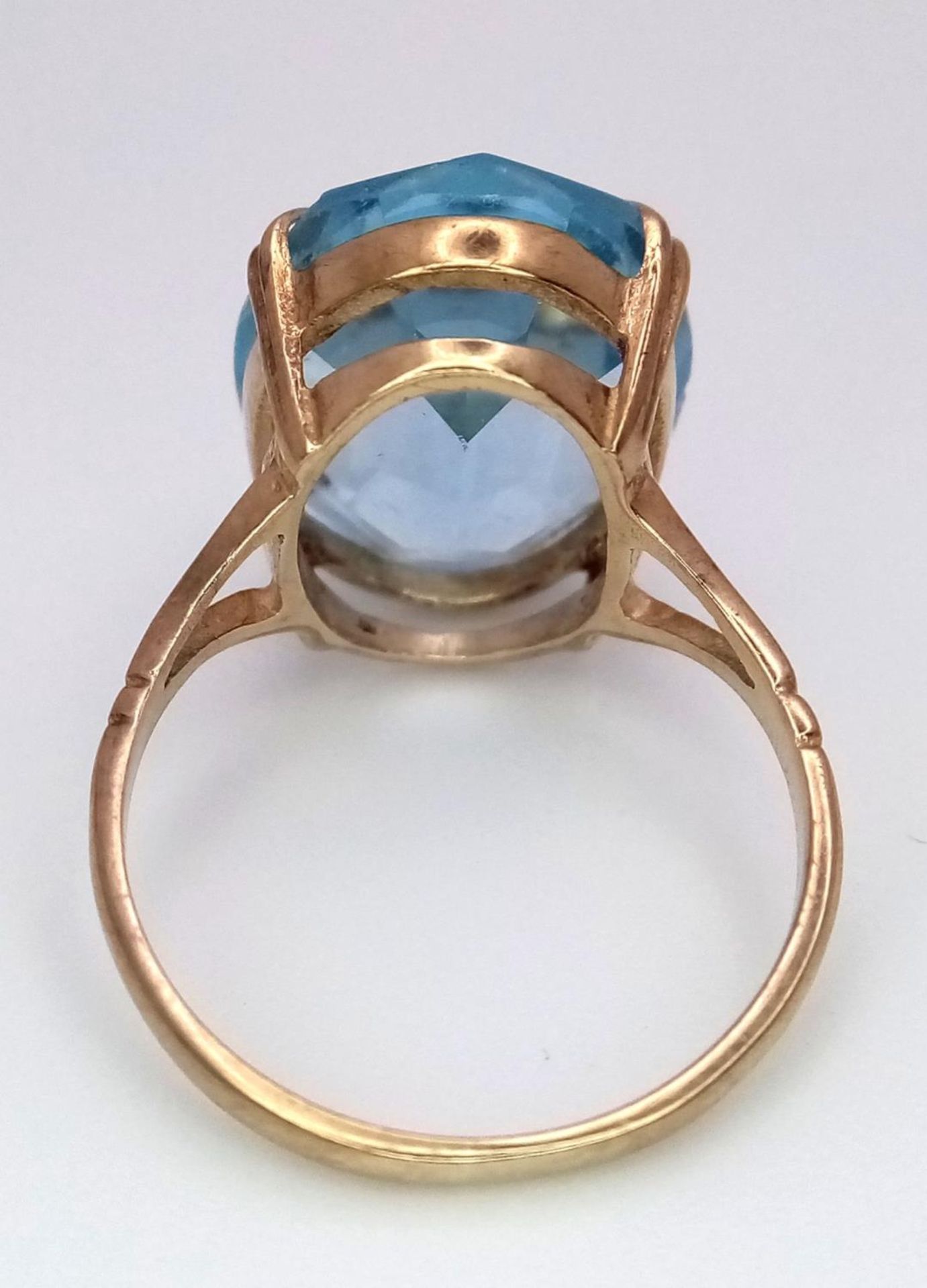 A 9ct Yellow Gold Blue Topaz Ring, 12mmx18mm topaz, size M, 4.1g total weight. ref: 1500I - Bild 4 aus 5