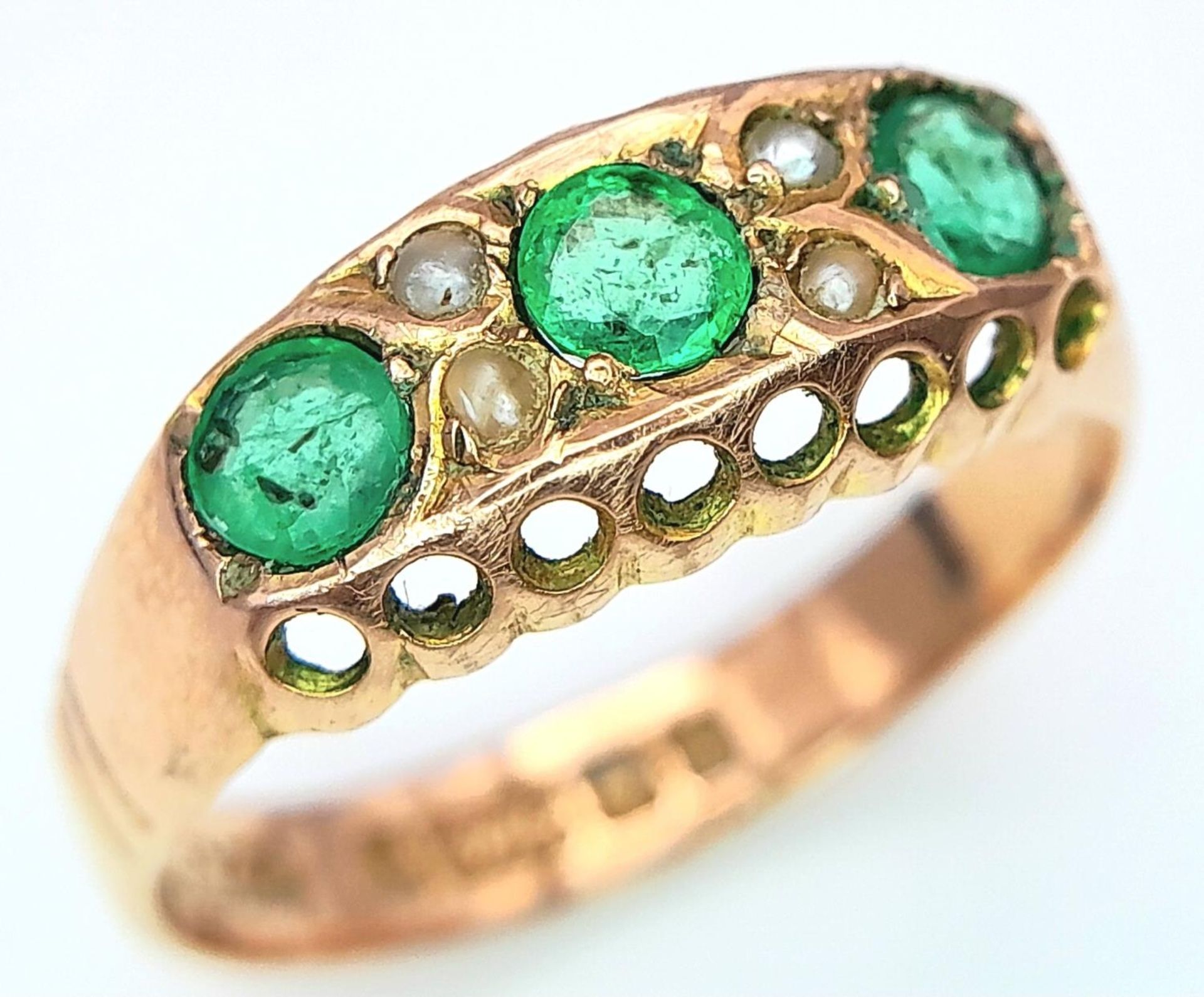 A Vintage 9K Yellow Gold Emerald and Seed Pearl Ring. Size P, 2.22g total weight. - Image 2 of 5